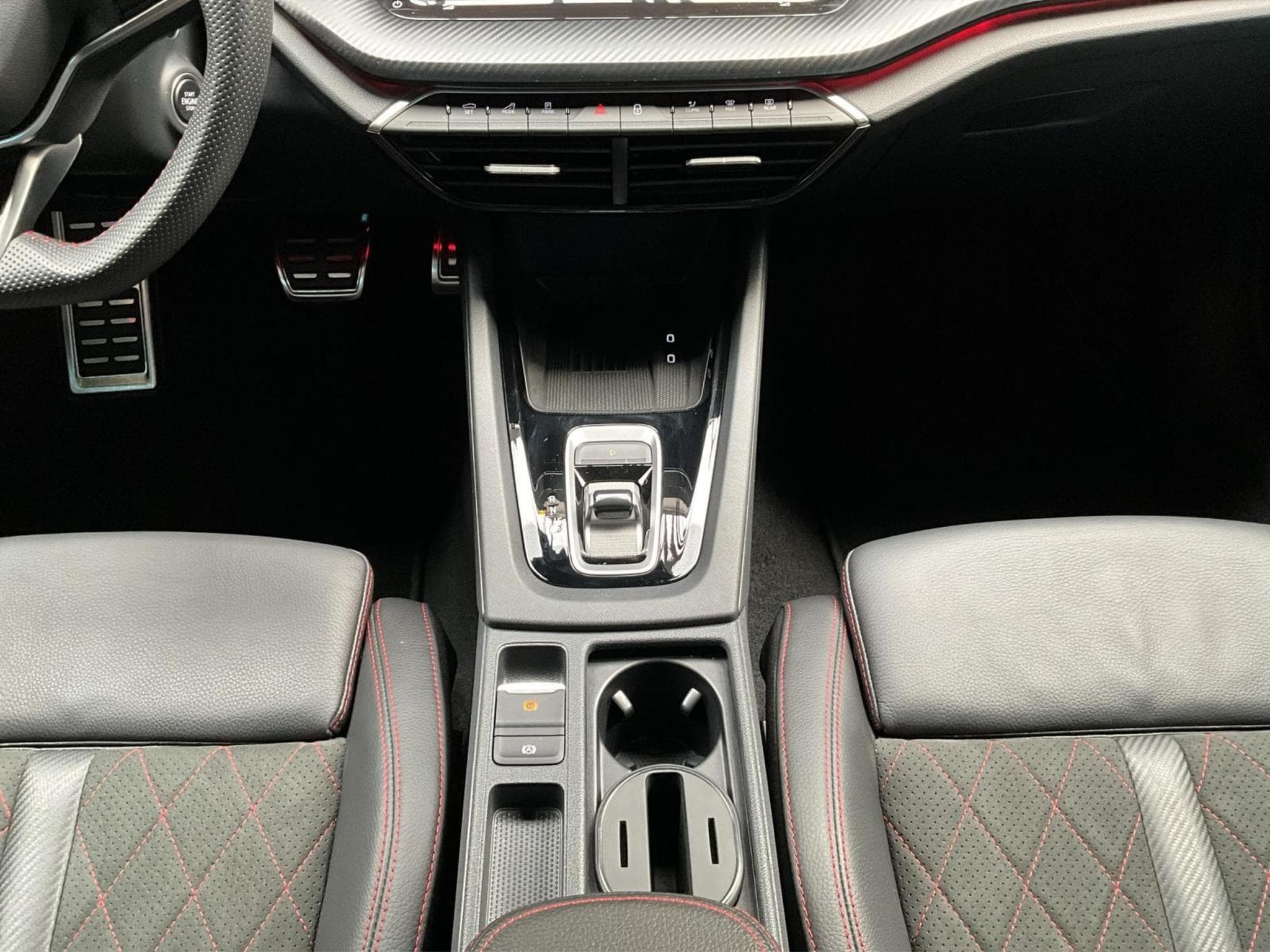 Skoda Octavia RS+DSG+SUEDIA+AHK+Pano+360+Head.up (2025) - Foto 12