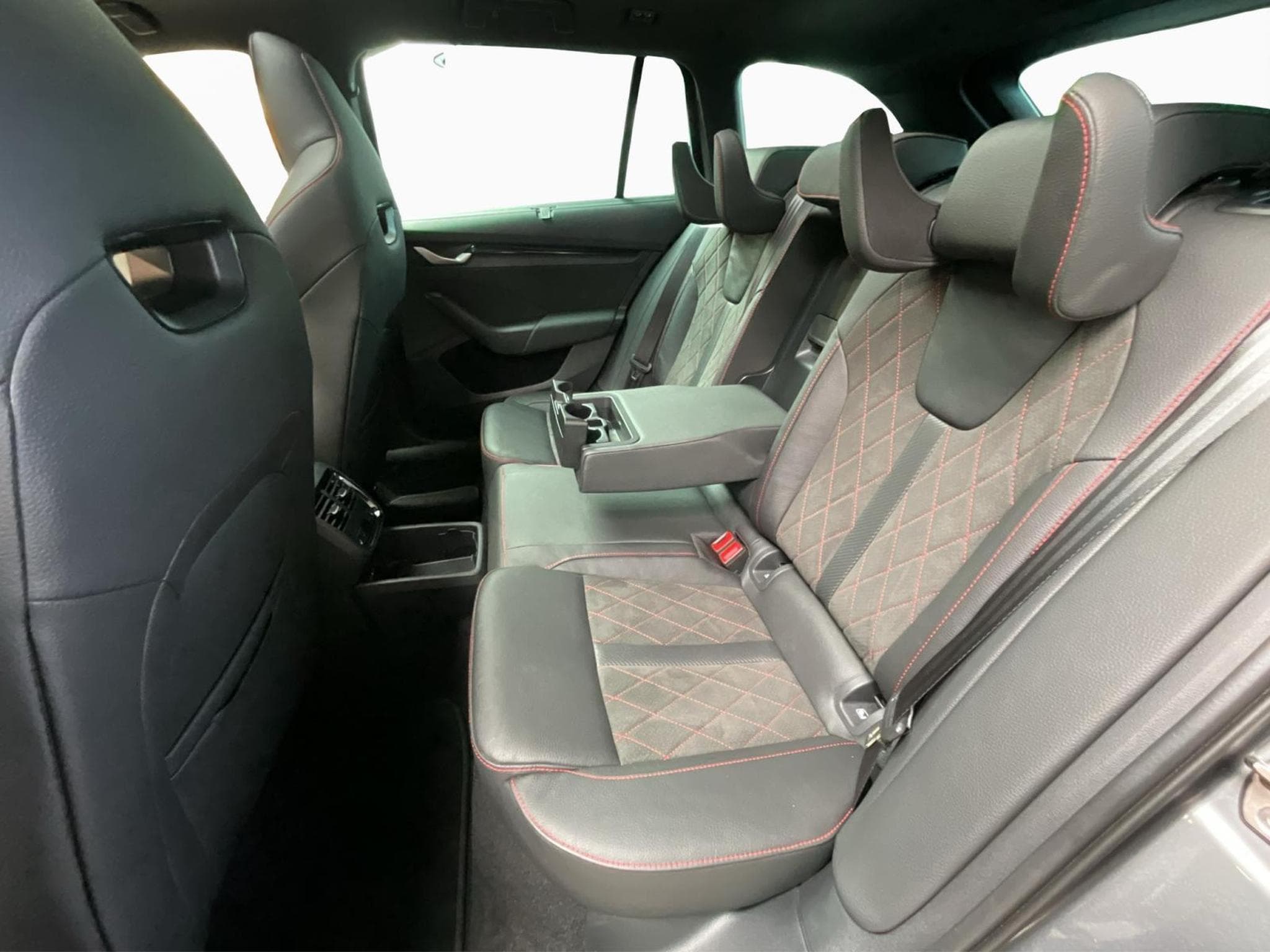 Skoda Octavia RS+DSG+SUEDIA+AHK+Pano+360+Head.up (2025) - Foto 16