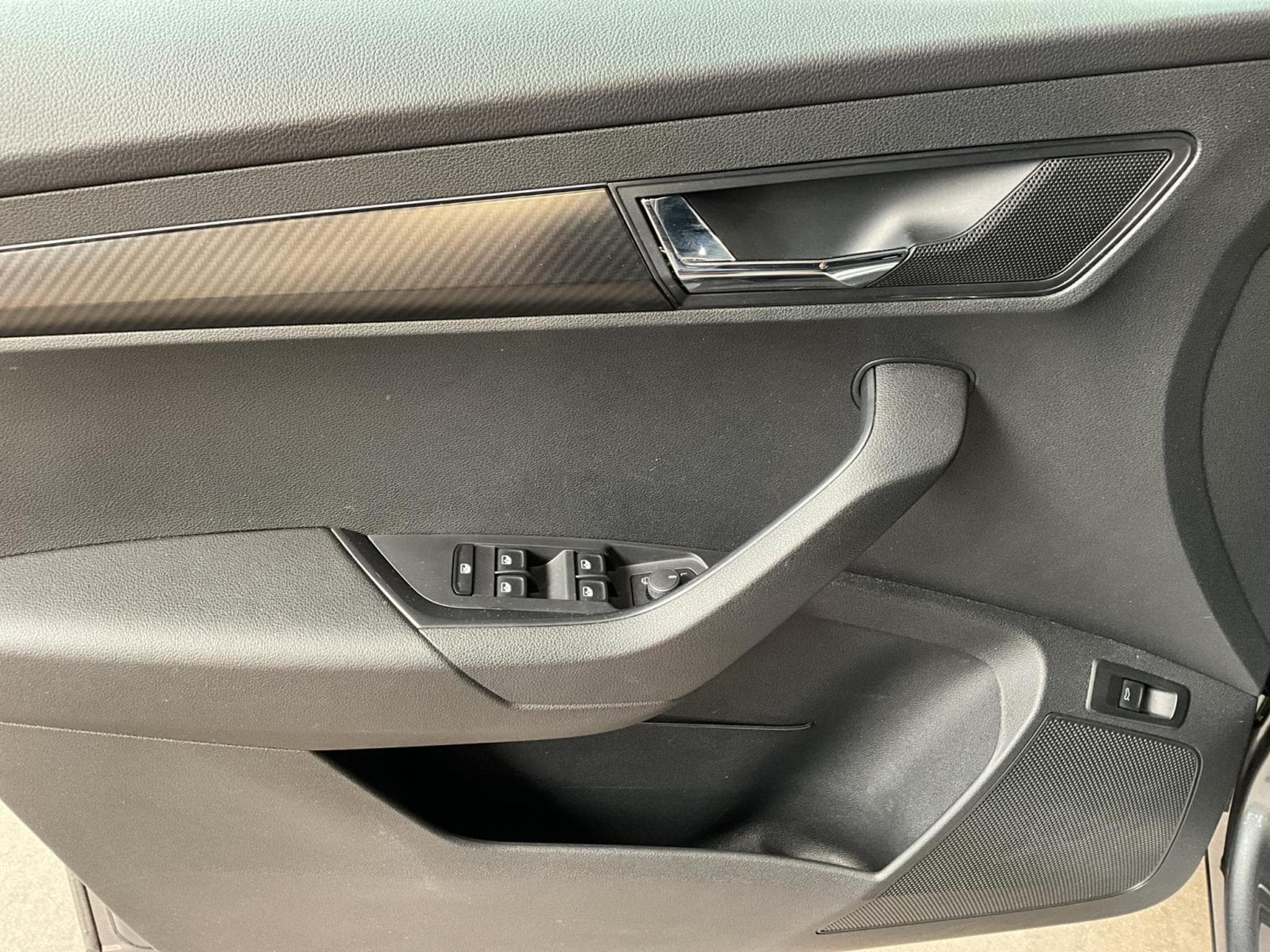 Skoda Karoq Sportline+DSG+4x4+Standh.+LM19+Navi (2023) - Foto 14