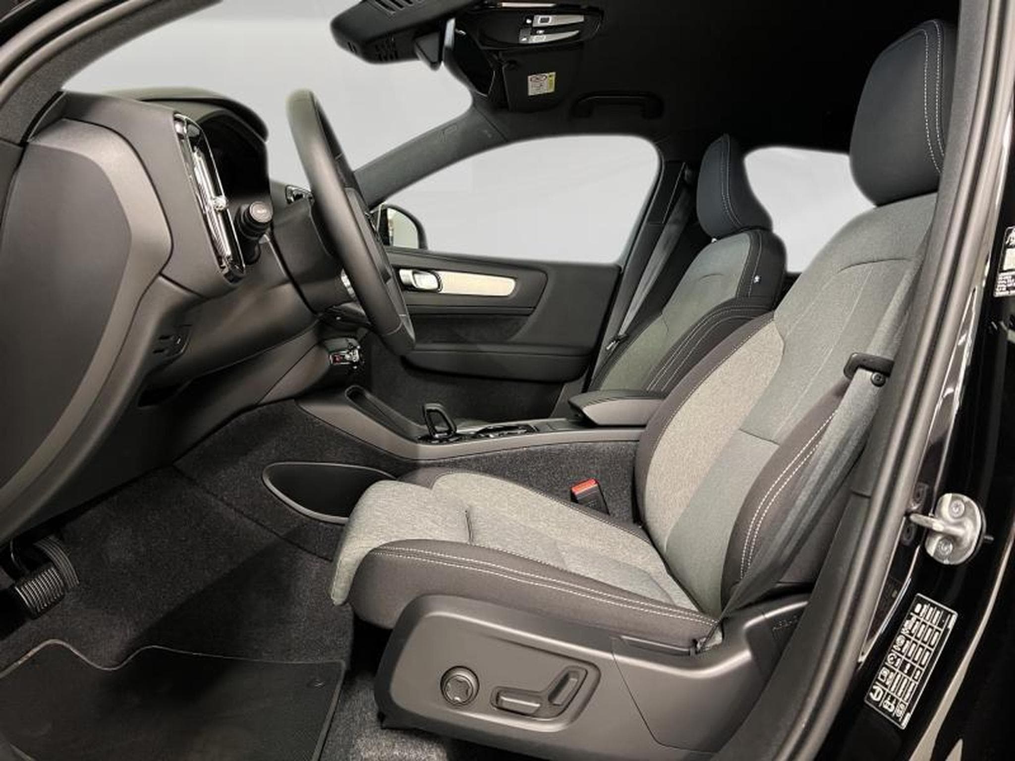 Volvo XC40 Black-Edition Plus (2025) - Photo 10