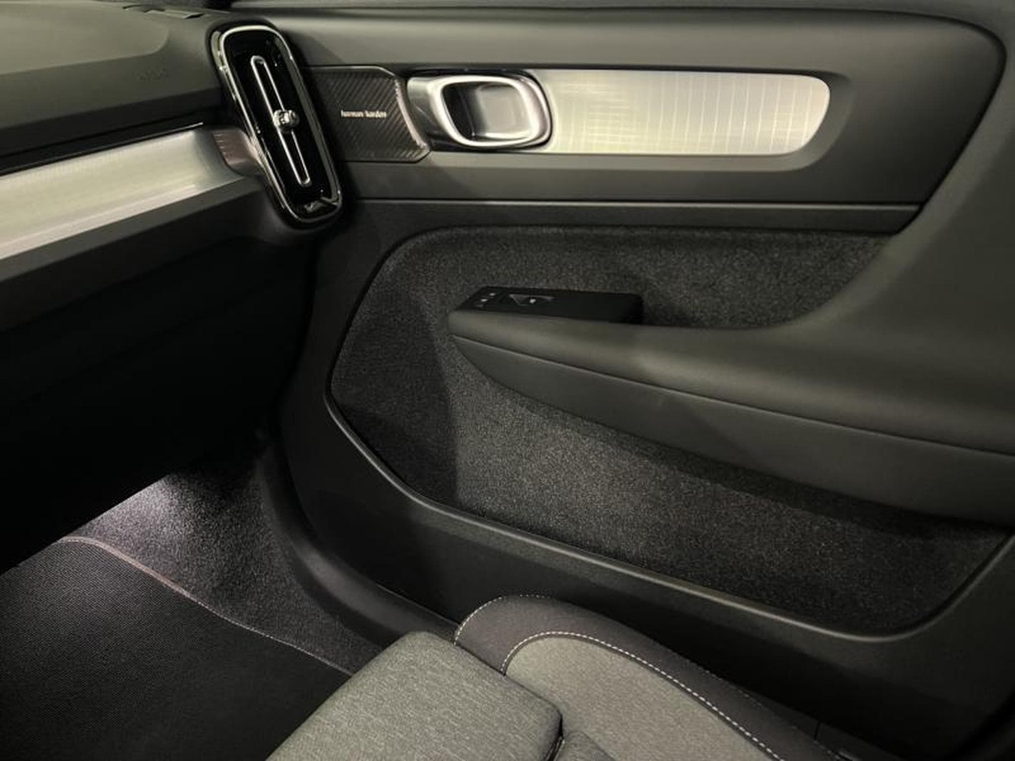Volvo XC40 Black-Edition Plus (2025) - Photo 12