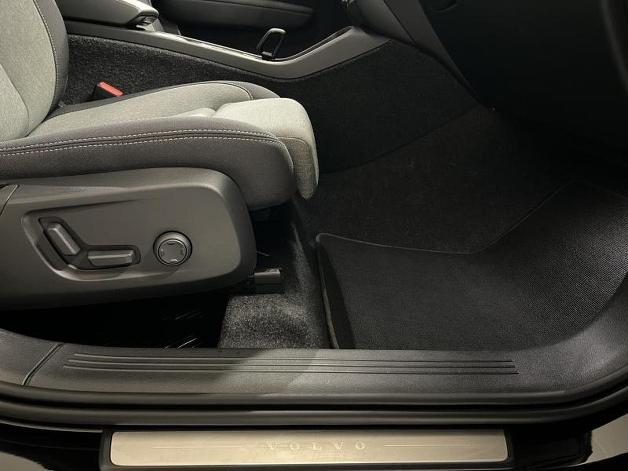 Volvo XC40 Black-Edition Plus (2025) - Photo 14