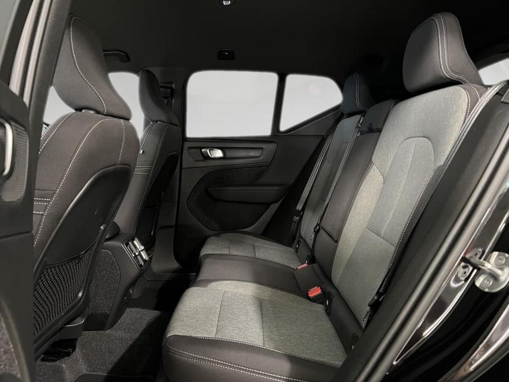 Volvo XC40 Black-Edition Plus (2025) - Photo 15