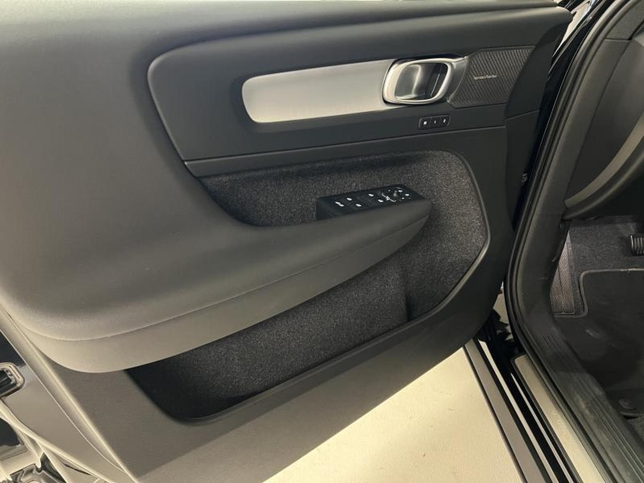 Volvo XC40 Black-Edition Plus (2025) - Photo 19