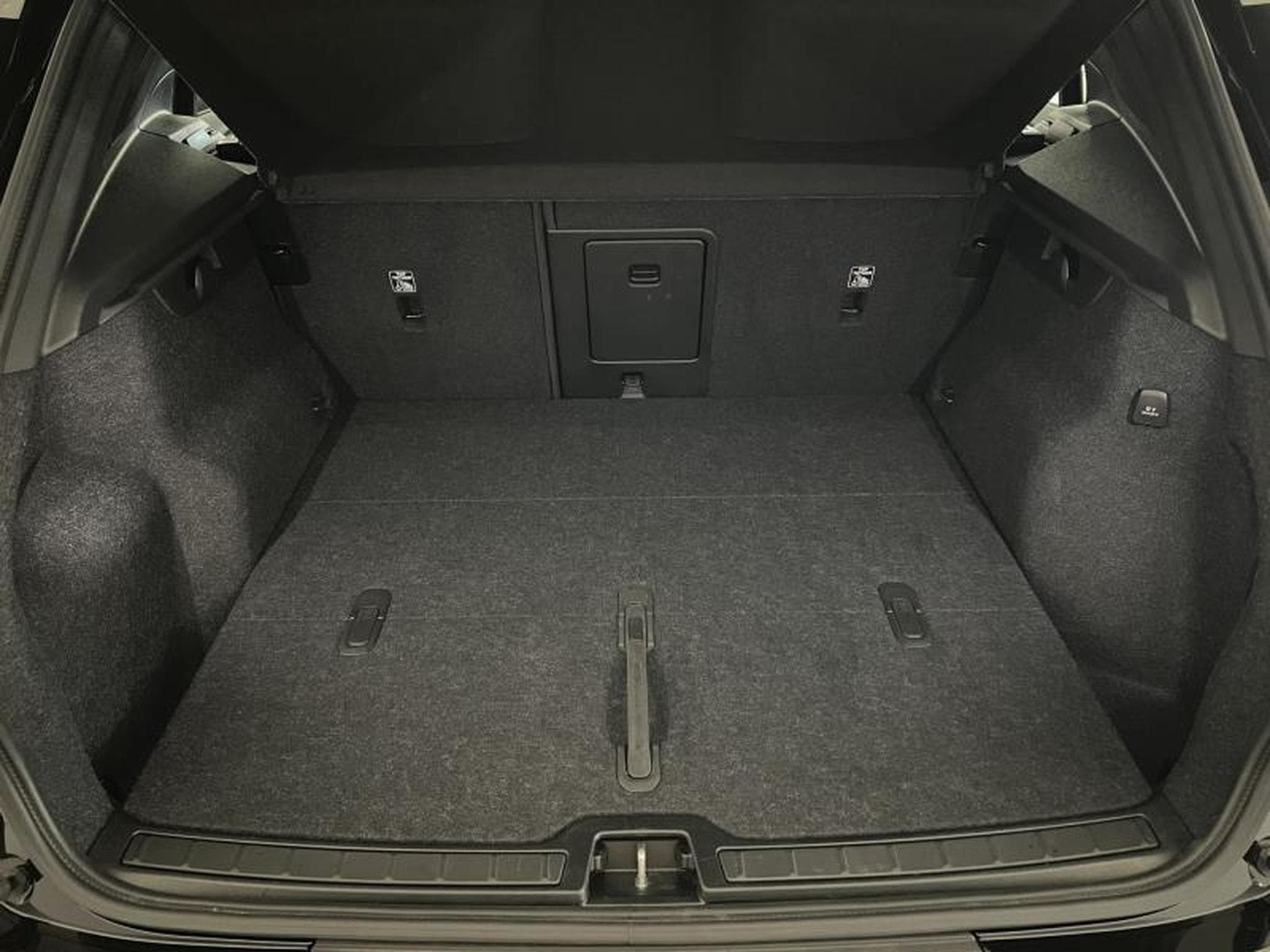 Volvo XC40 Black-Edition Plus (2025) - Photo 20