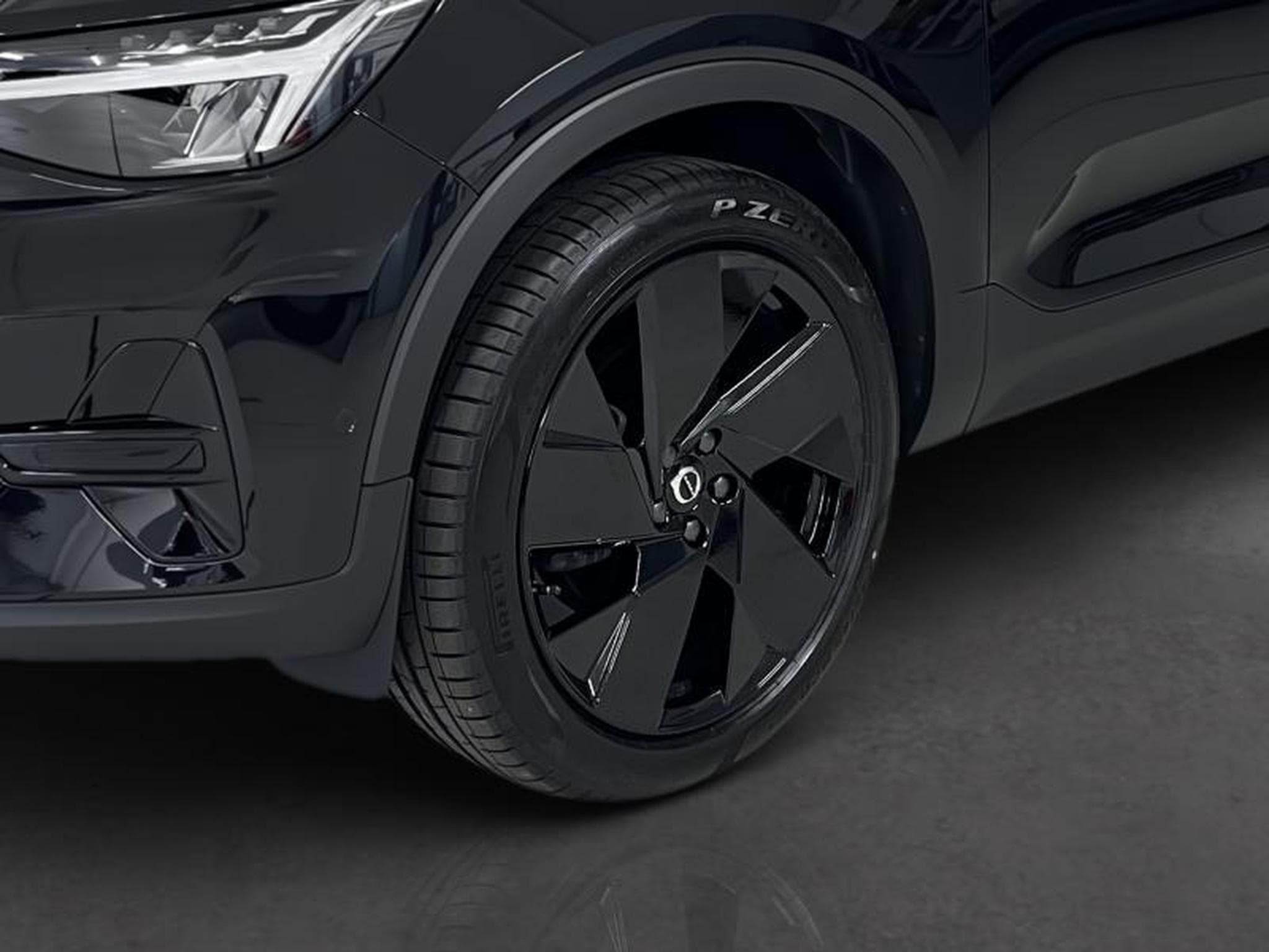 Volvo XC40 Black-Edition Plus (2025) - Photo 4