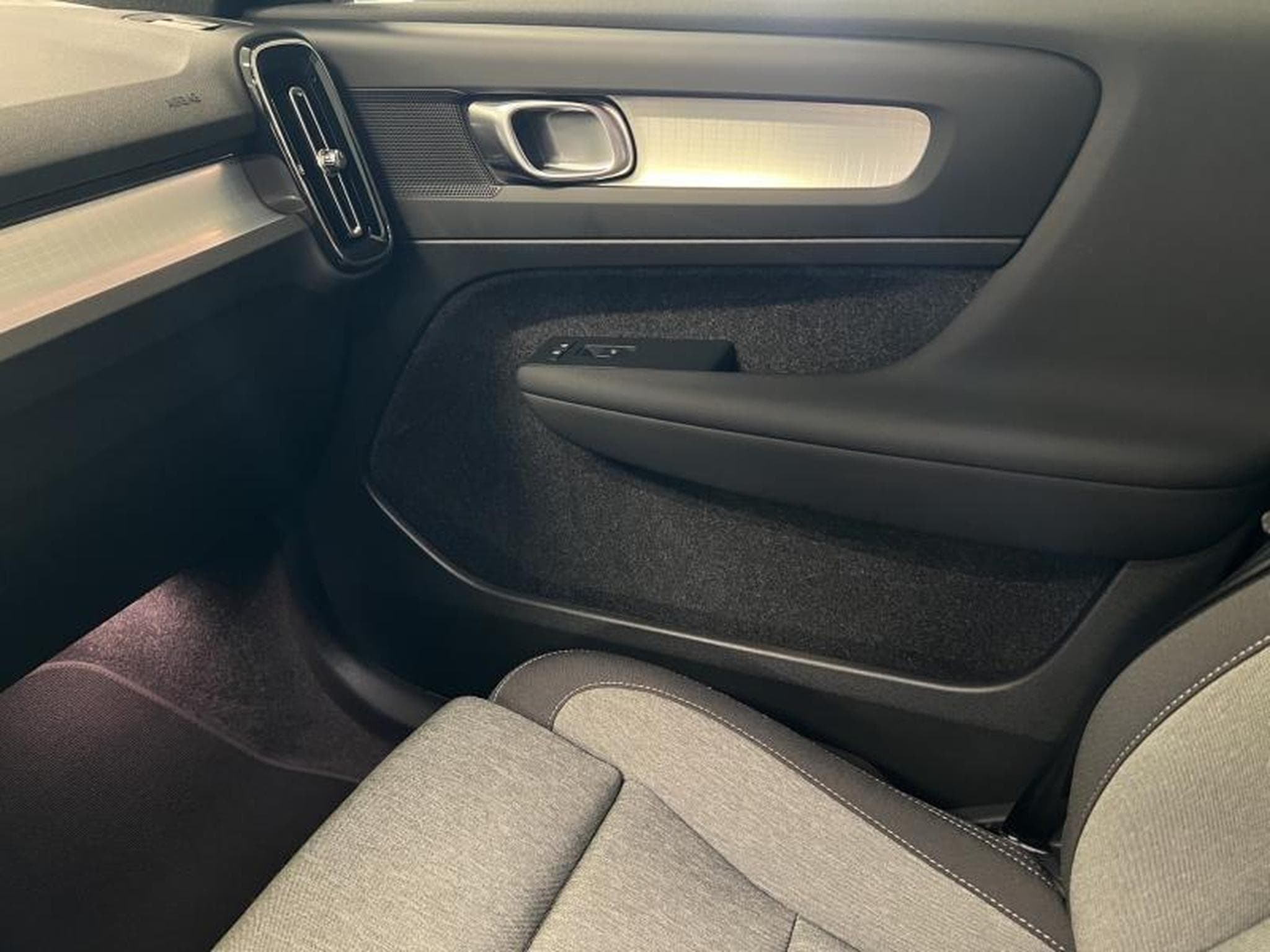 Volvo XC40 Core (2024) - Photo 12