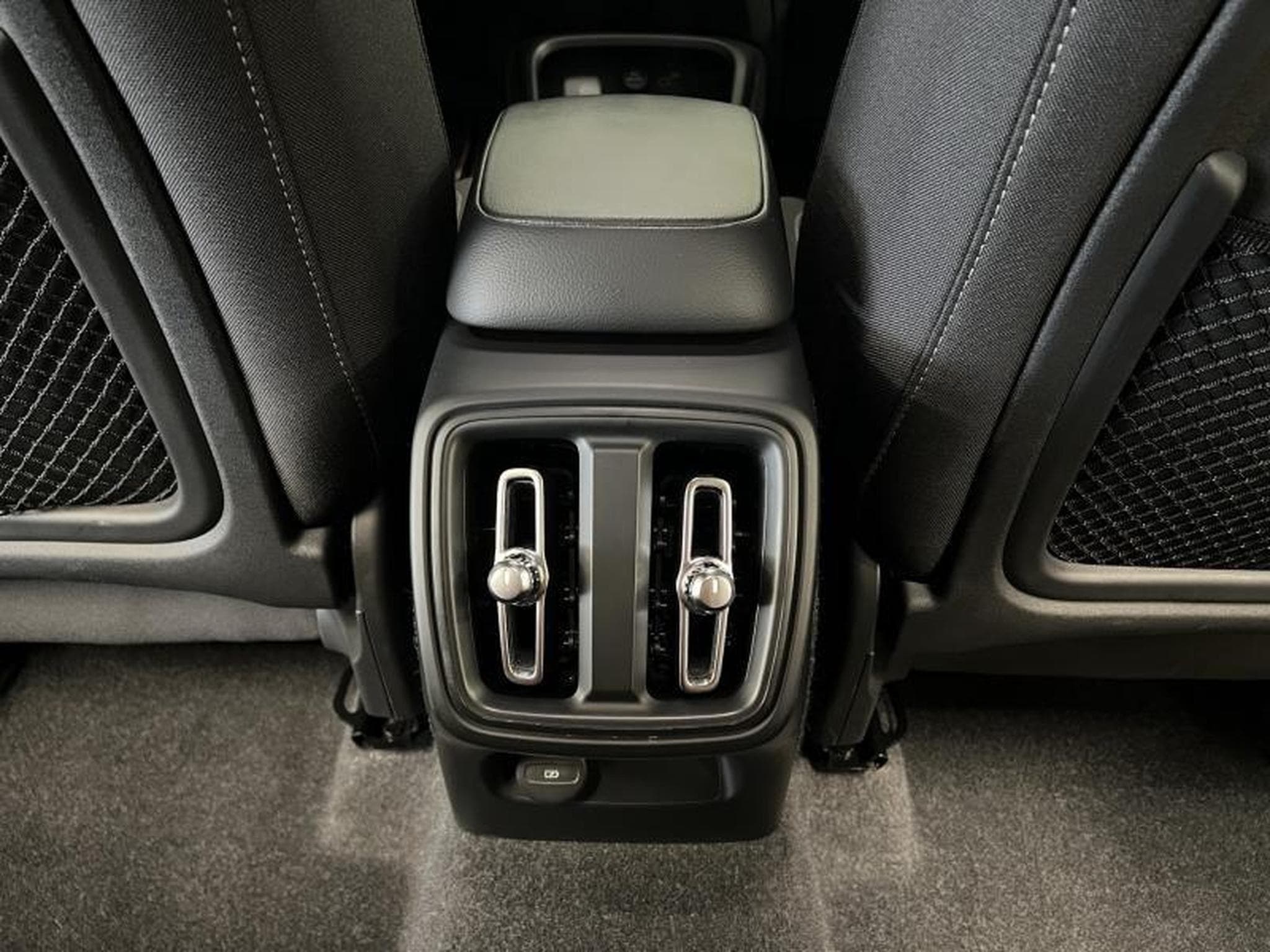 Volvo XC40 Core (2024) - Photo 18