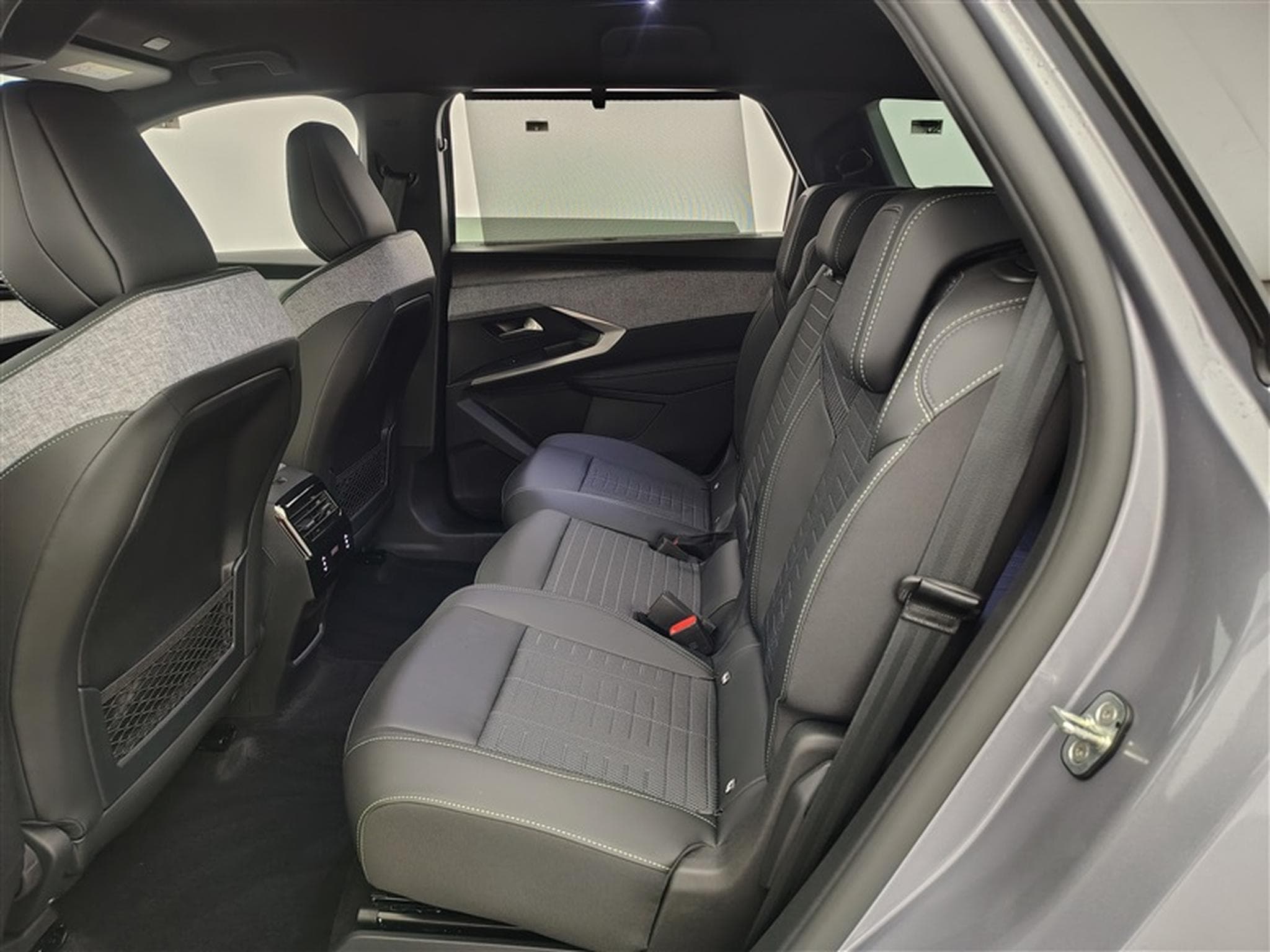 Peugeot 5008 1.2 HYBRID 145cv e-DSC6 GT 7pl. NAVI / FULL LED / CAMERA (2026) - Photo 13