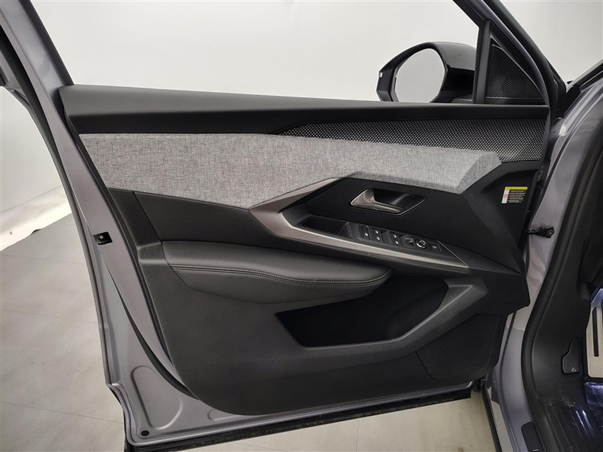 Peugeot 5008 1.2 HYBRID 145cv e-DSC6 GT 7pl. NAVI / FULL LED / CAMERA (2026) - Photo 17