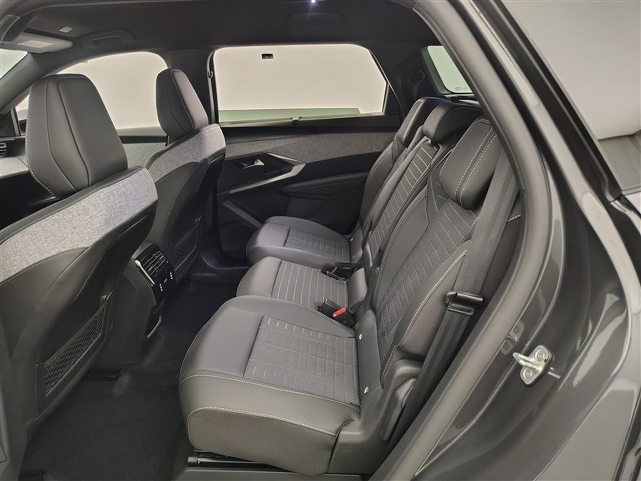Peugeot 5008 1.2 HYBRID 145cv e-DSC6 GT 7pl. NAVI / FULL LED / CAMERA (2026) - Foto 13