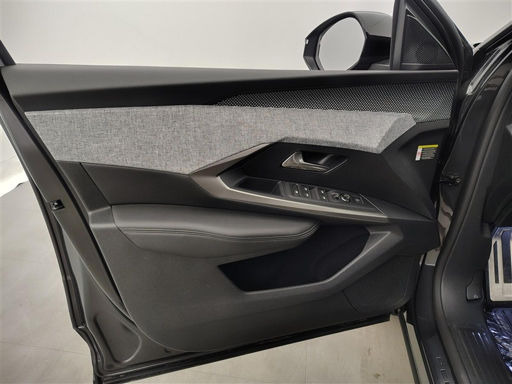 Peugeot 5008 1.2 HYBRID 145cv e-DSC6 GT 7pl. NAVI / FULL LED / CAMERA (2026) - Foto 17