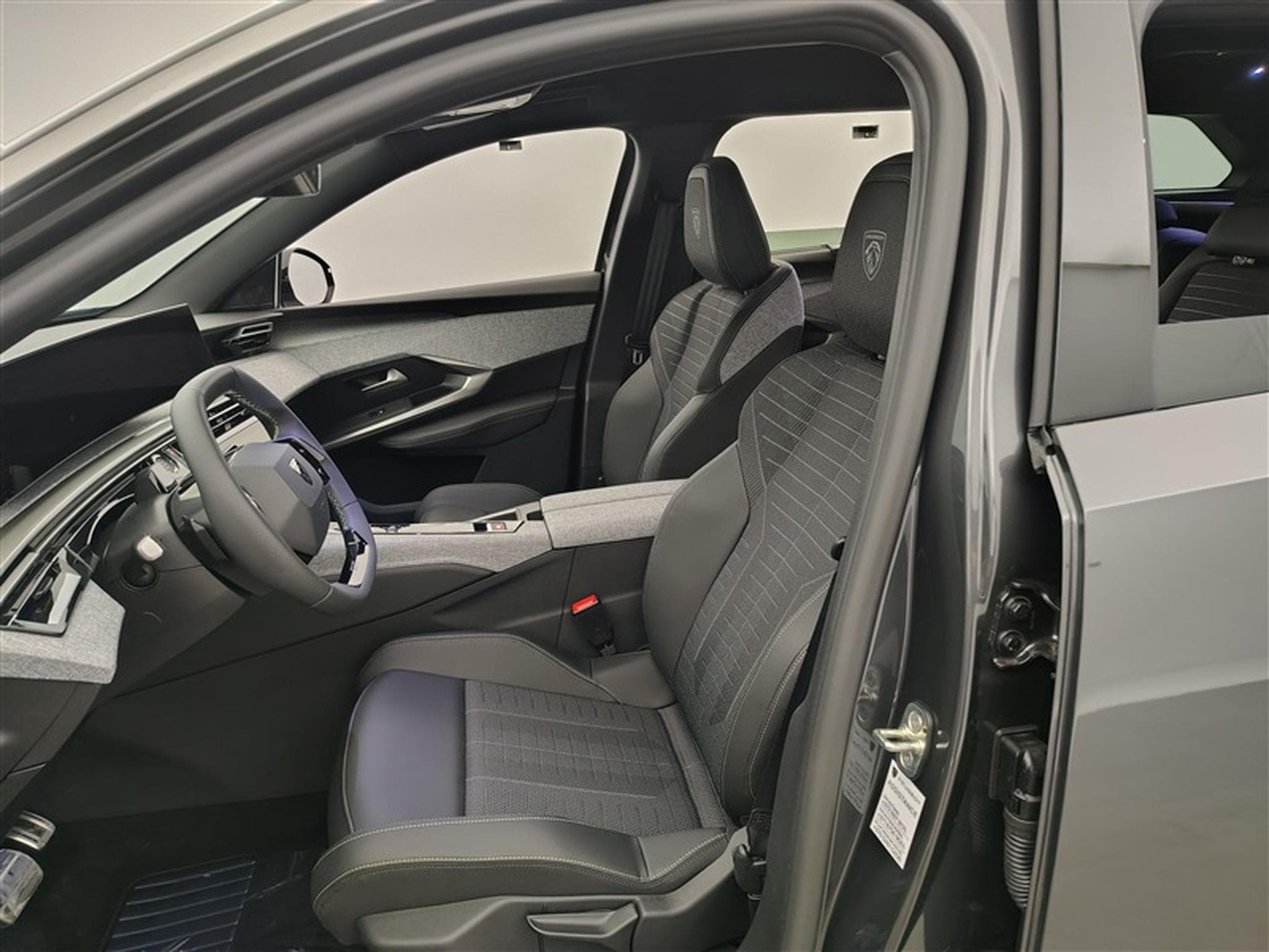 Peugeot 5008 1.2 HYBRID 145cv e-DSC6 GT 7pl. NAVI / FULL LED / CAMERA (2026) - Foto 7