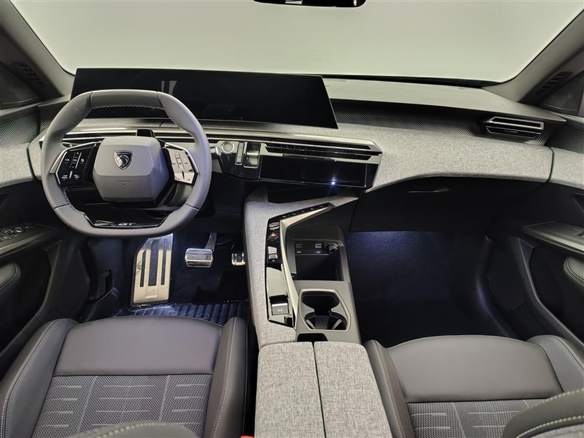 Peugeot 5008 1.2 HYBRID 145cv e-DSC6 GT 7pl. NAVI / FULL LED / CAMERA (2026) - Foto 8