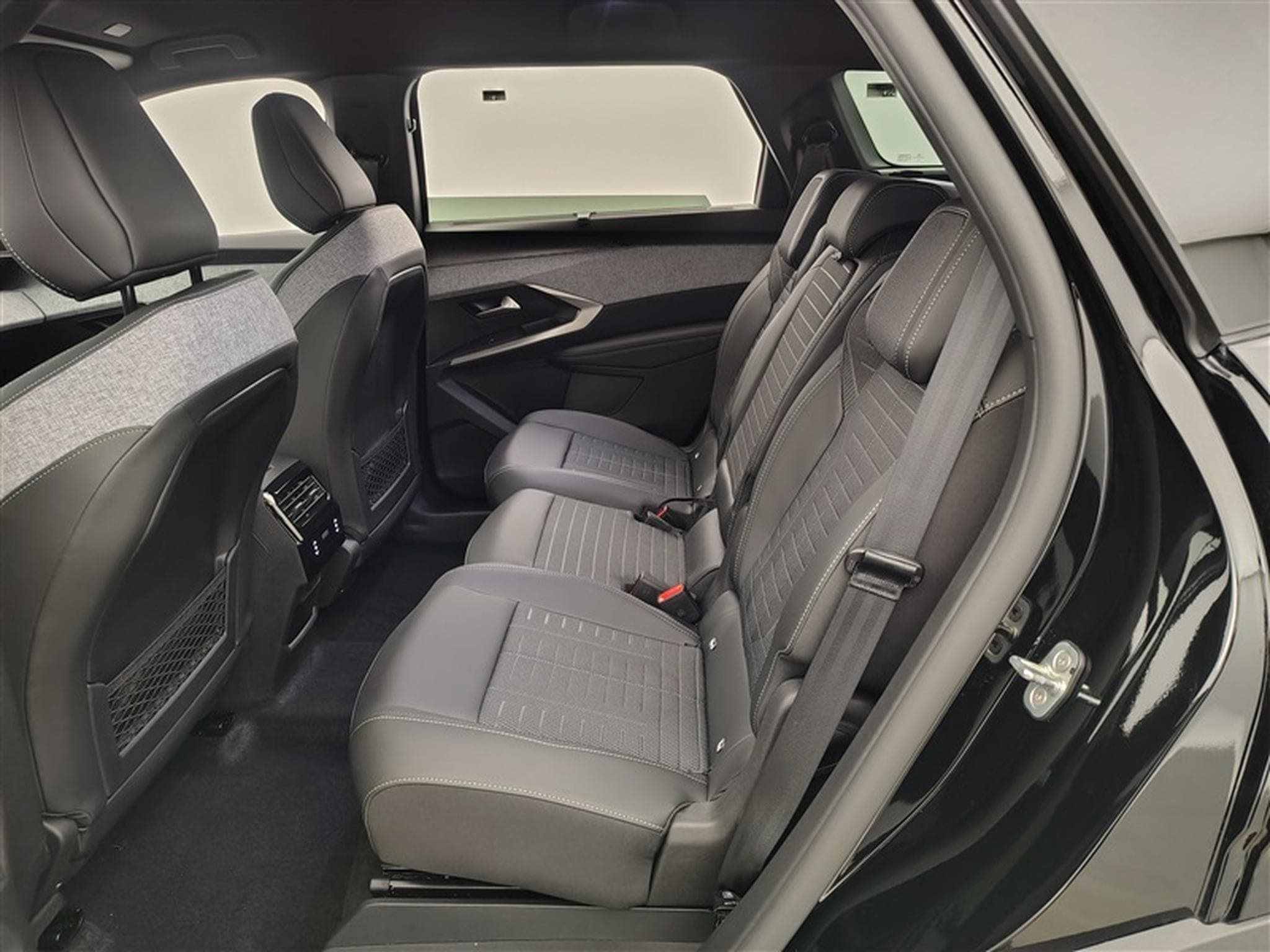 Peugeot 5008 1.2 HYBRID 145cv e-DSC6 GT 7pl. NAVI / FULL LED / CAMERA (2026) - Foto 13