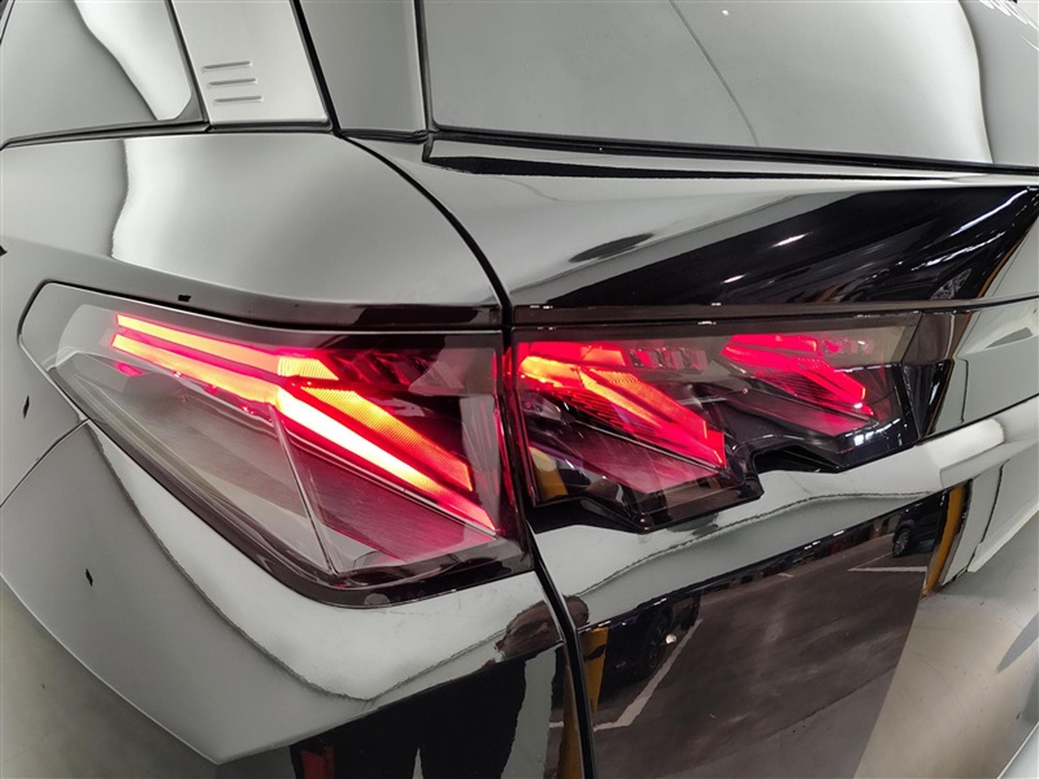 Peugeot 5008 1.2 HYBRID 145cv e-DSC6 GT 7pl. NAVI / FULL LED / CAMERA (2026) - Foto 16