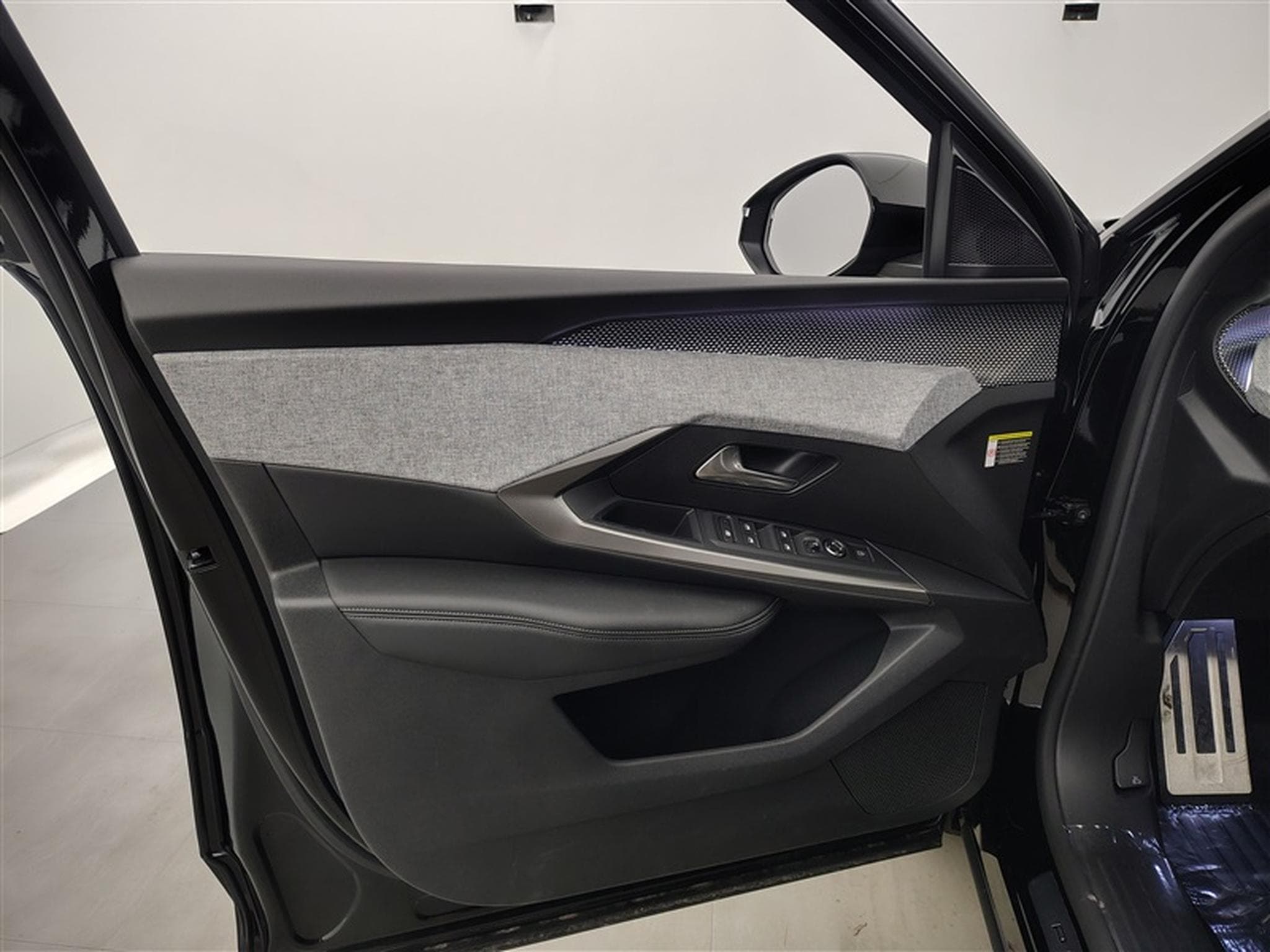 Peugeot 5008 1.2 HYBRID 145cv e-DSC6 GT 7pl. NAVI / FULL LED / CAMERA (2026) - Foto 17