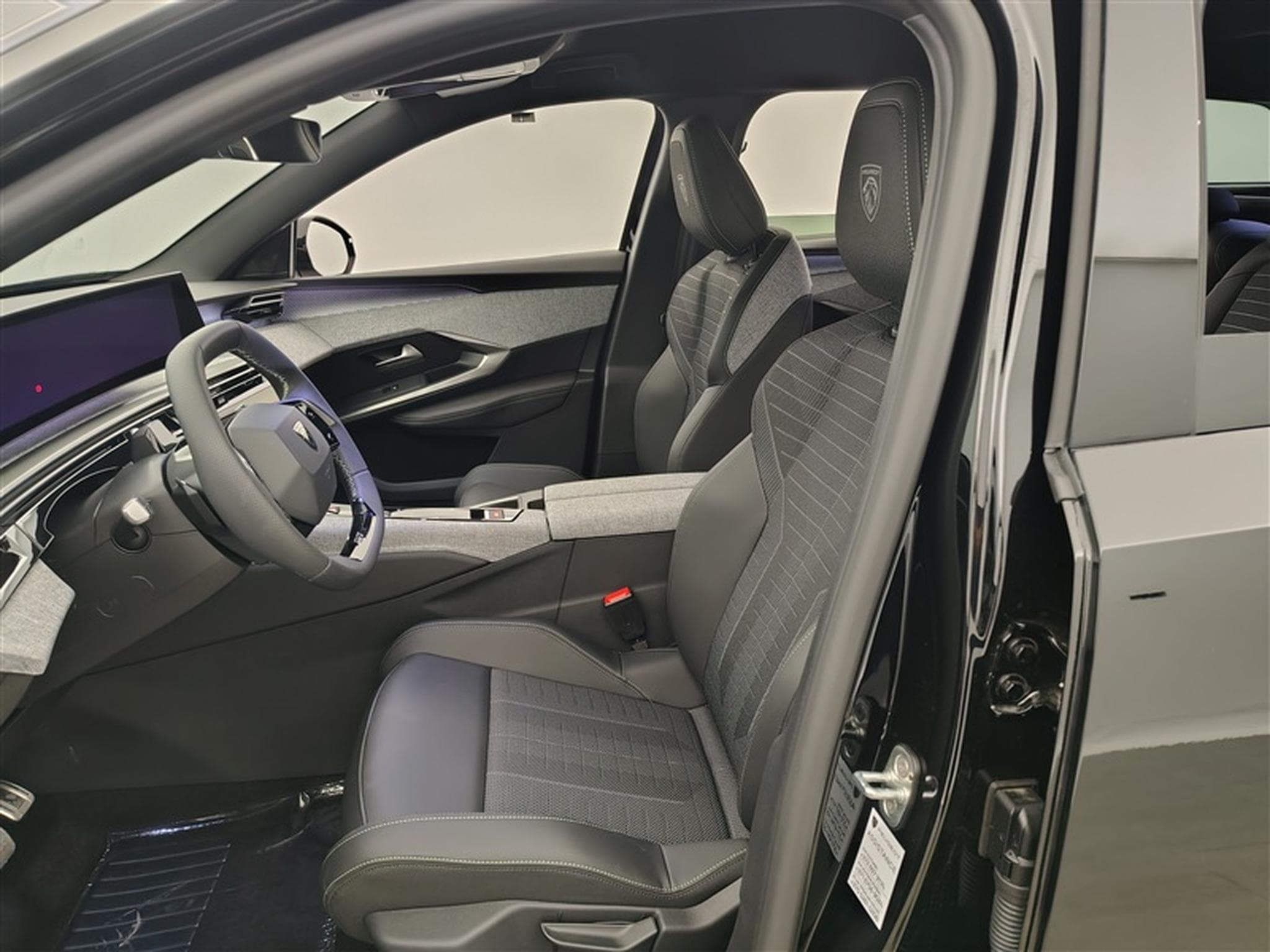 Peugeot 5008 1.2 HYBRID 145cv e-DSC6 GT 7pl. NAVI / FULL LED / CAMERA (2026) - Foto 7