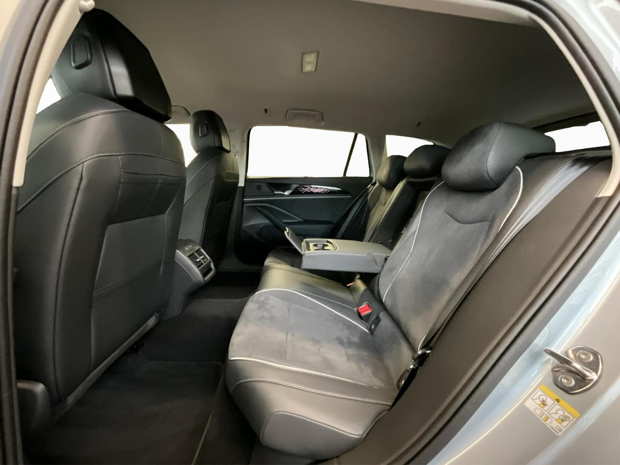 VW Passat Elegance+DSG+Led+Navi+P.Acoustique+AHK+P.Technologie (2025) - Photo 18