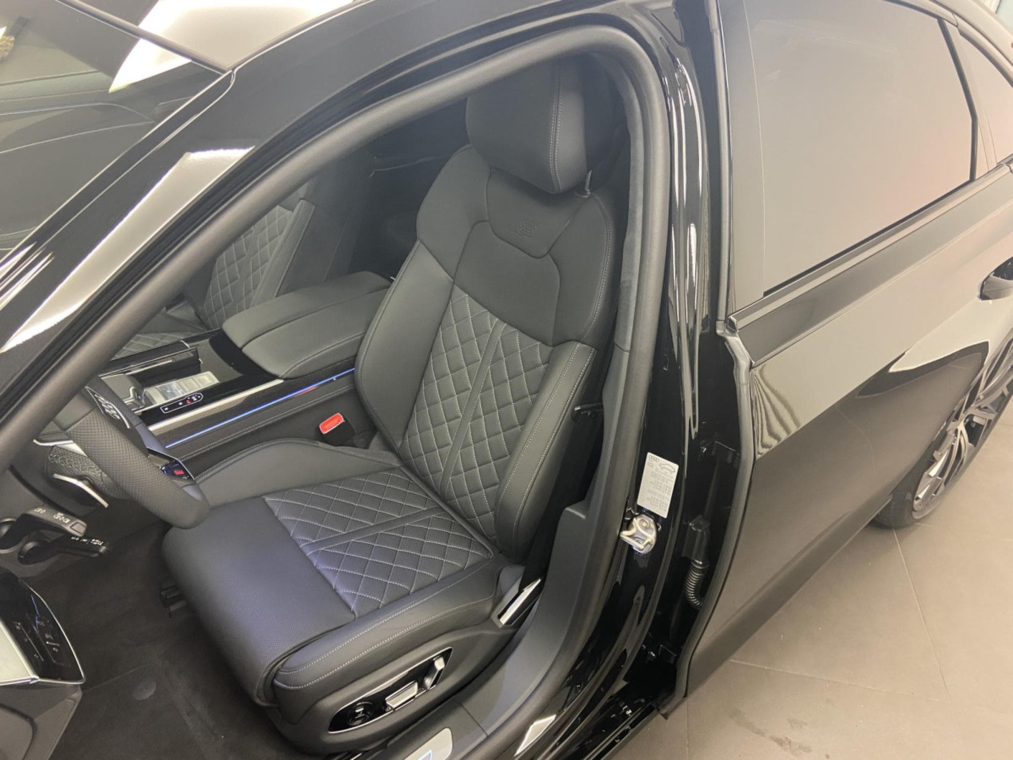 Audi A8 TFSIe quattro 449 CH / 330 kW Tiptronic (2026) - Photo 2