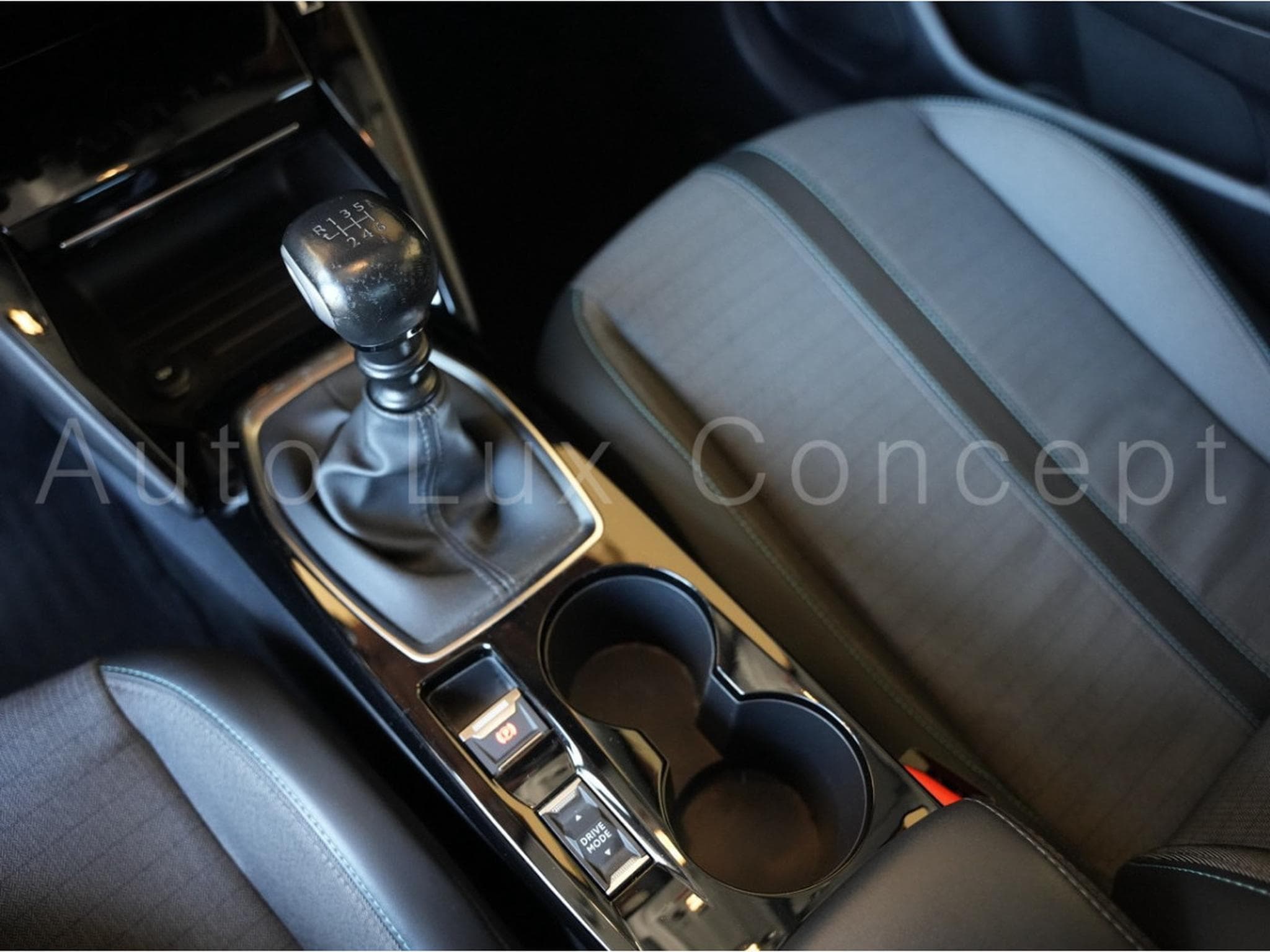 Peugeot 208 1.2 PureTech 100 S&S Allure Pack (2022) - Photo 28