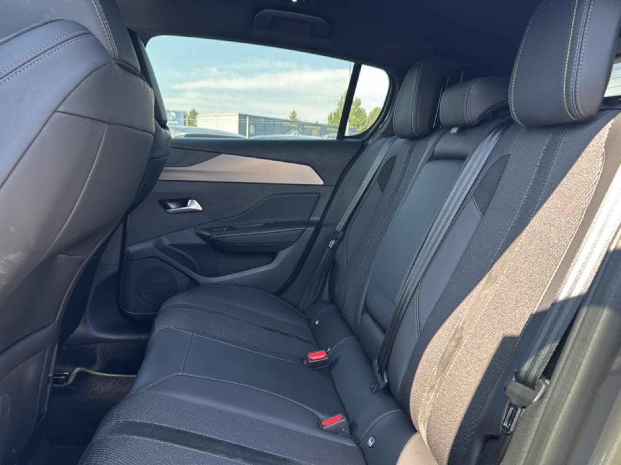 Peugeot 308 1.2 HYBRID 145 GT E-DCS6 (2025) - Photo 14