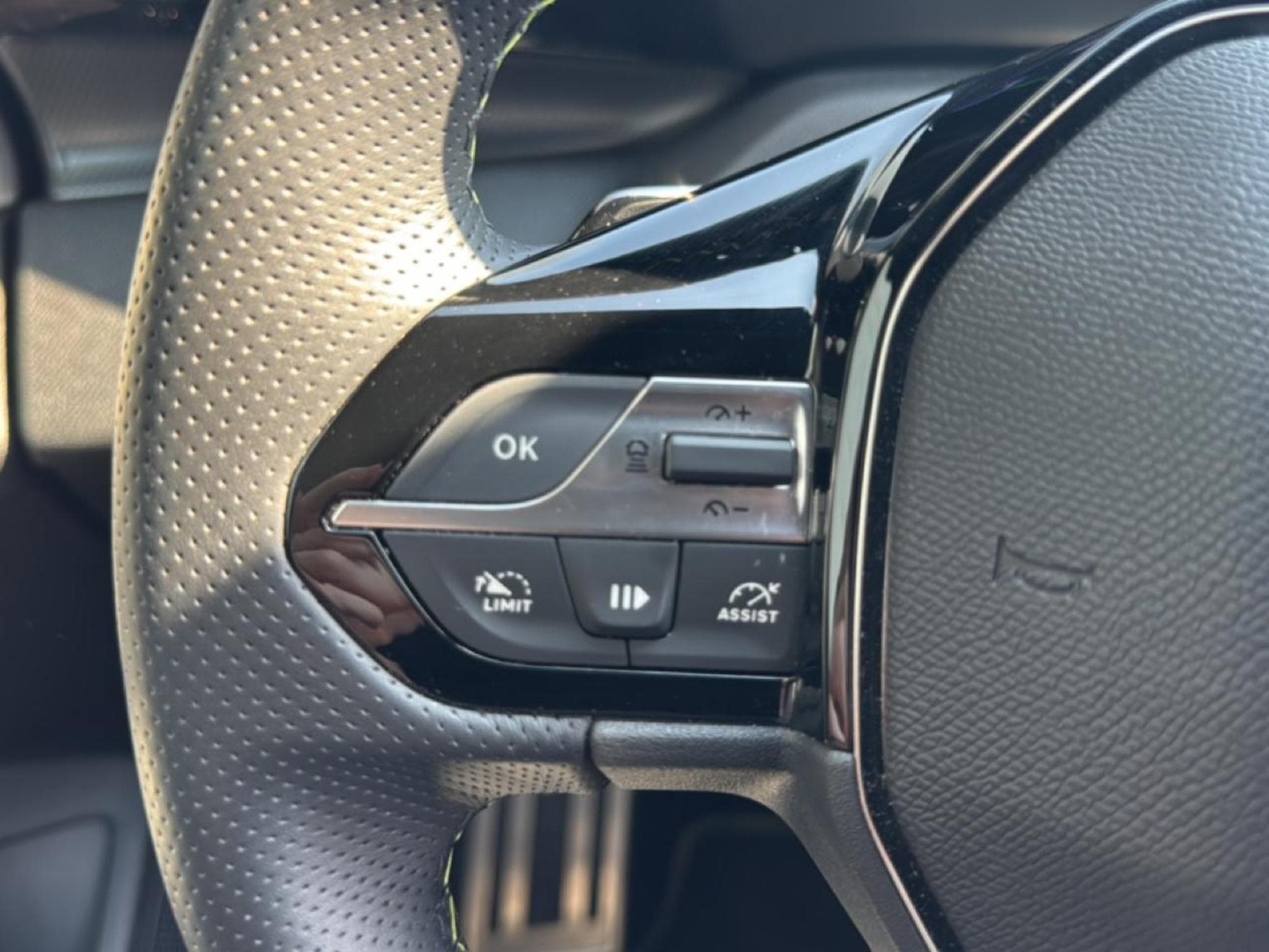 Peugeot 308 1.2 HYBRID 145 GT E-DCS6 (2025) - Photo 18
