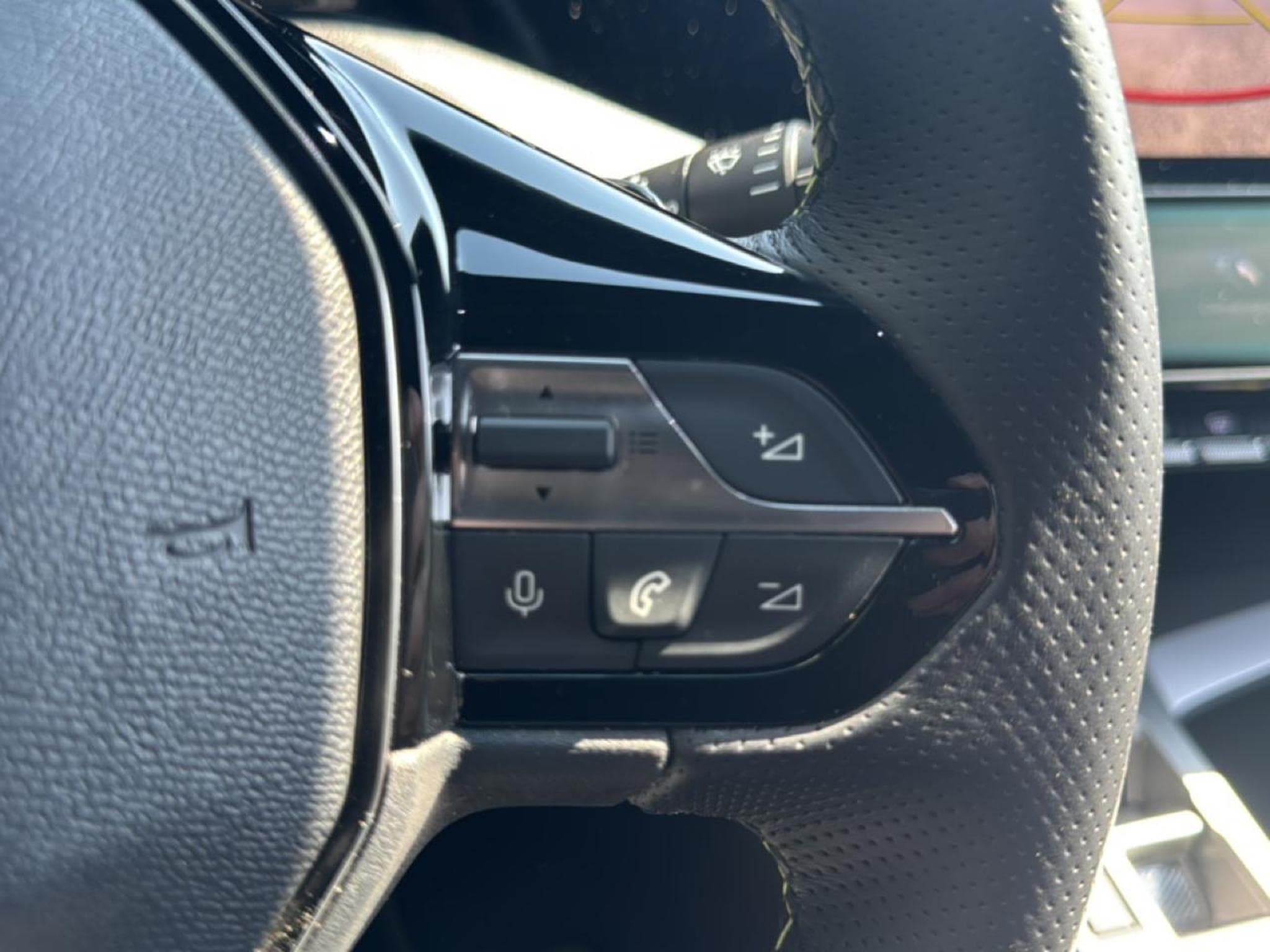 Peugeot 308 1.2 HYBRID 145 GT E-DCS6 (2025) - Photo 19