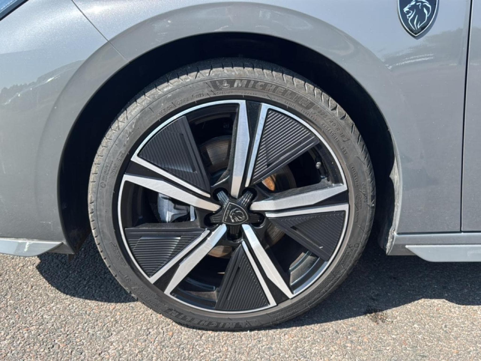 Peugeot 308 1.2 HYBRID 145 GT E-DCS6 (2025) - Photo 9