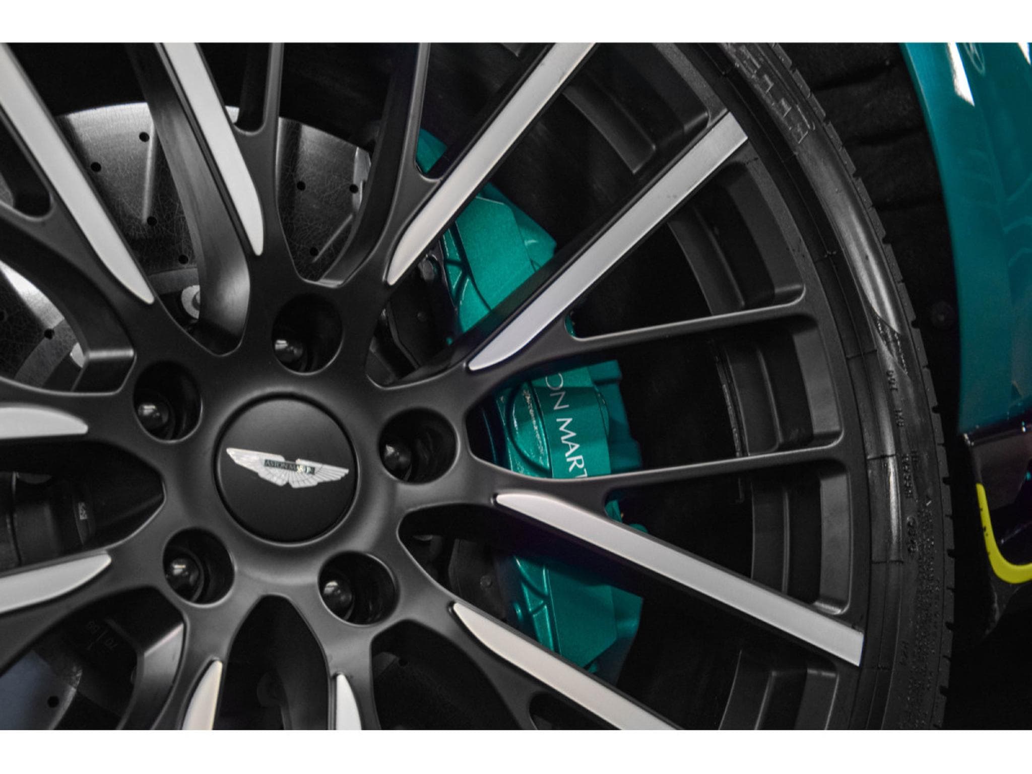 Aston-Martin DBX 707 AMR23 4.0 V8 Bi-Turbo (2024) - Photo 28