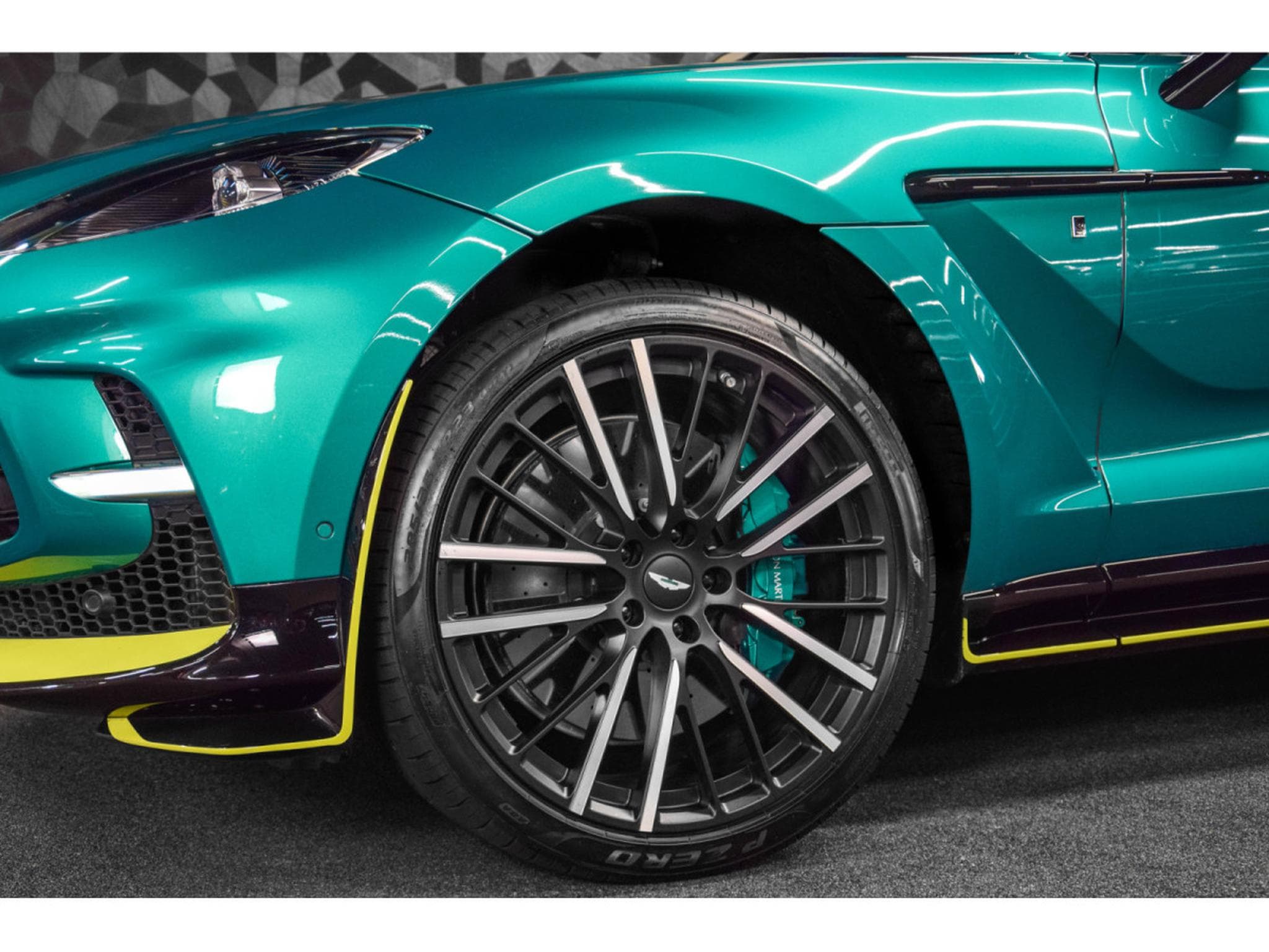 Aston-Martin DBX 707 AMR23 4.0 V8 Bi-Turbo (2024) - Photo 8
