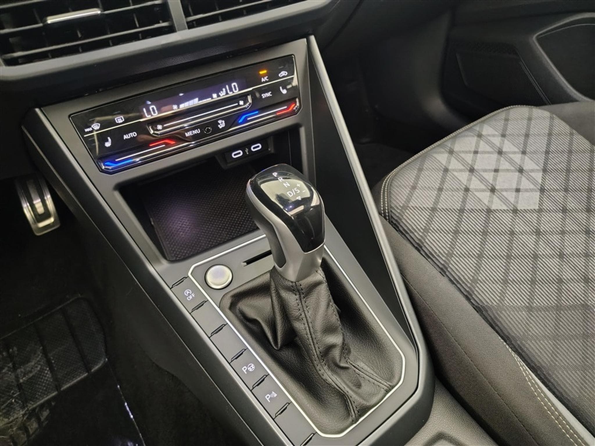 VW Taigo 1.0TSI DSG R-Line GPS/TOIT OUVRANT/CAMERA/PDC/JA 18" (2024) - Photo 12