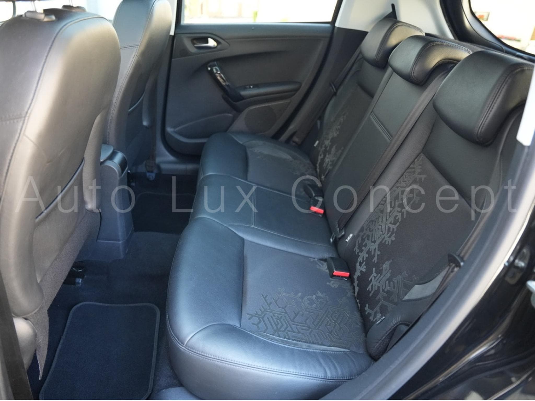 Peugeot 208 1.6 VTI 120 Féline 5 portes (2014) - Photo 10