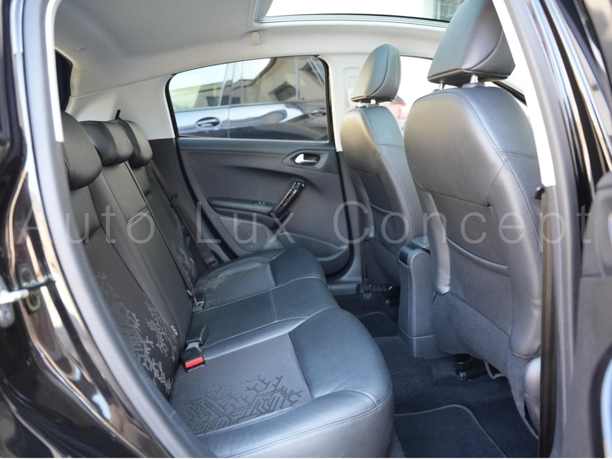 Peugeot 208 1.6 VTI 120 Féline 5 portes (2014) - Photo 11