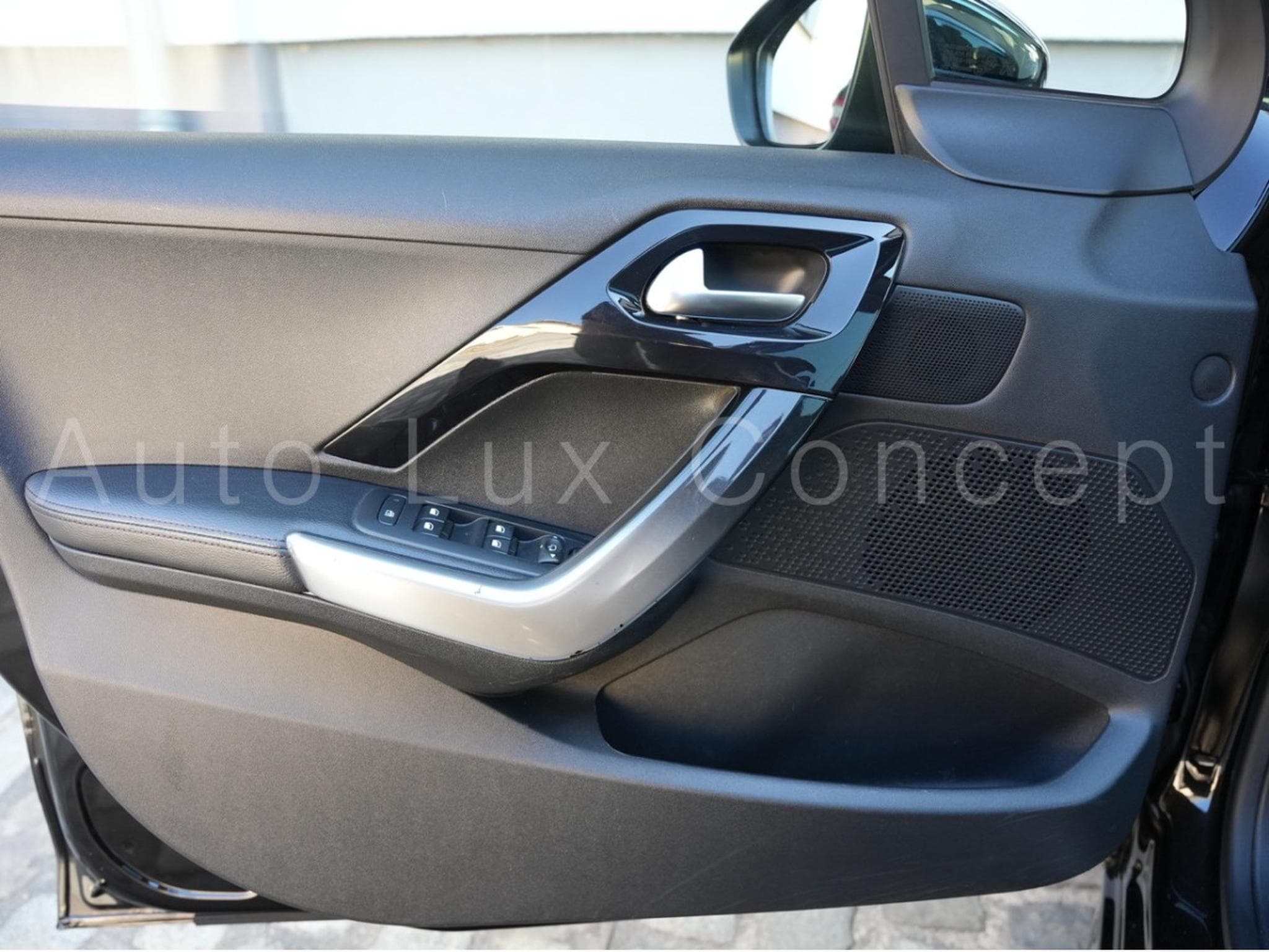 Peugeot 208 1.6 VTI 120 Féline 5 portes (2014) - Photo 12