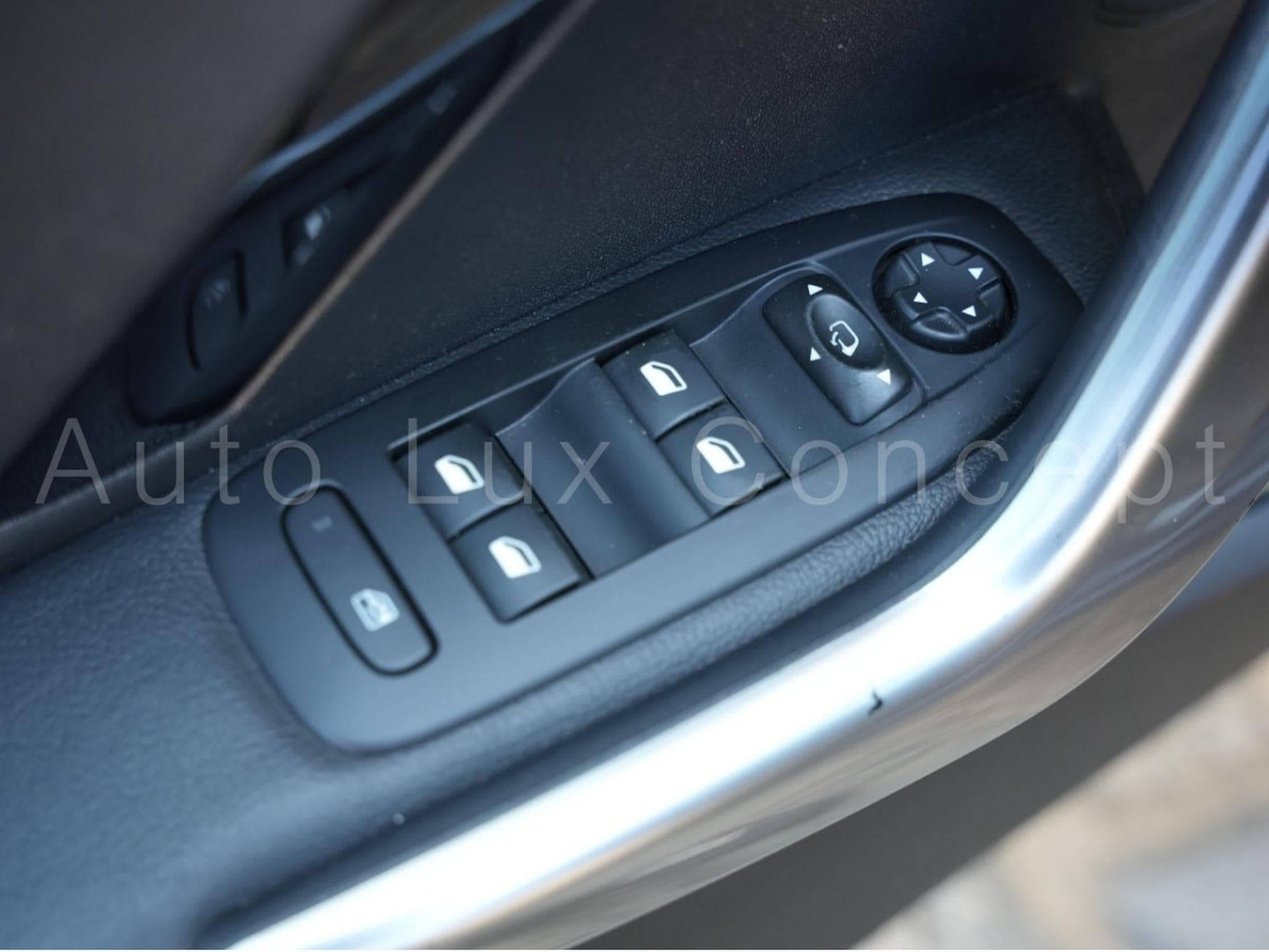 Peugeot 208 1.6 VTI 120 Féline 5 portes (2014) - Photo 13