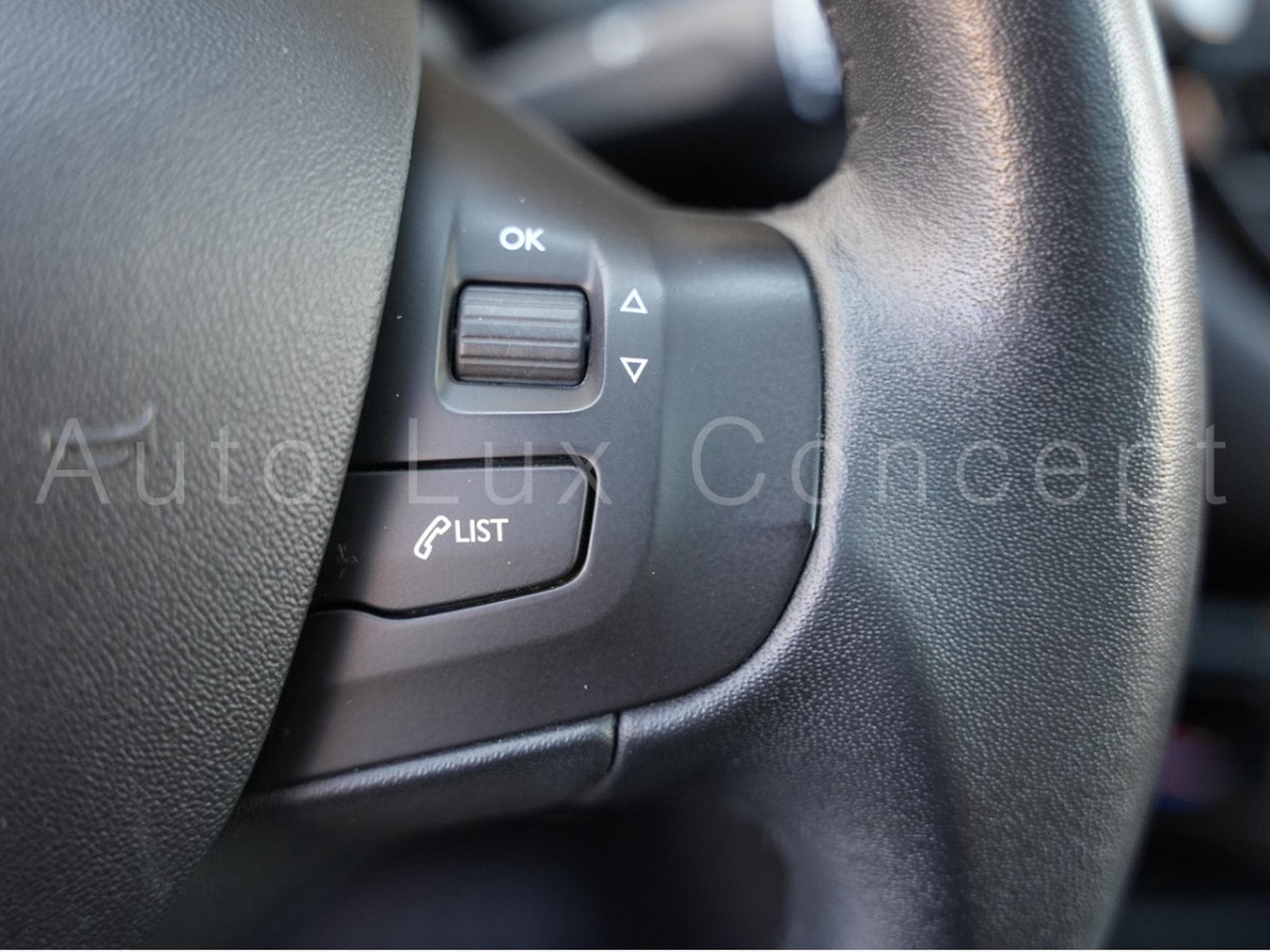 Peugeot 208 1.6 VTI 120 Féline 5 portes (2014) - Photo 17