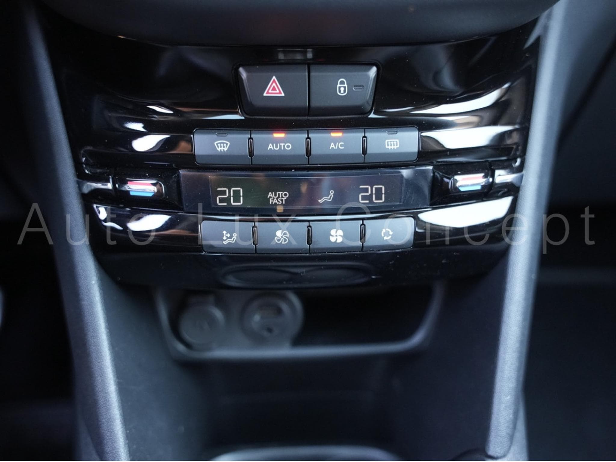 Peugeot 208 1.6 VTI 120 Féline 5 portes (2014) - Photo 21