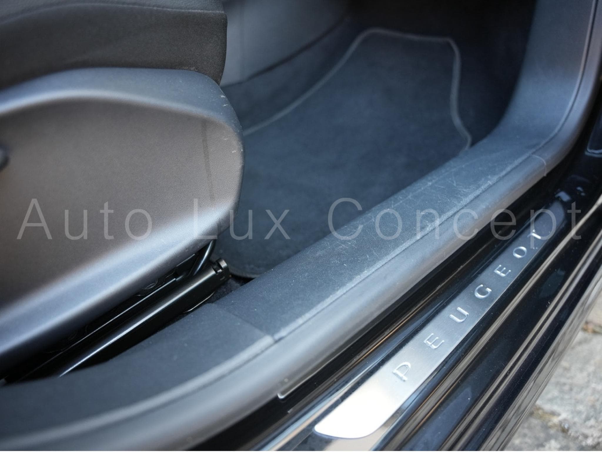 Peugeot 208 1.6 VTI 120 Féline 5 portes (2014) - Photo 23