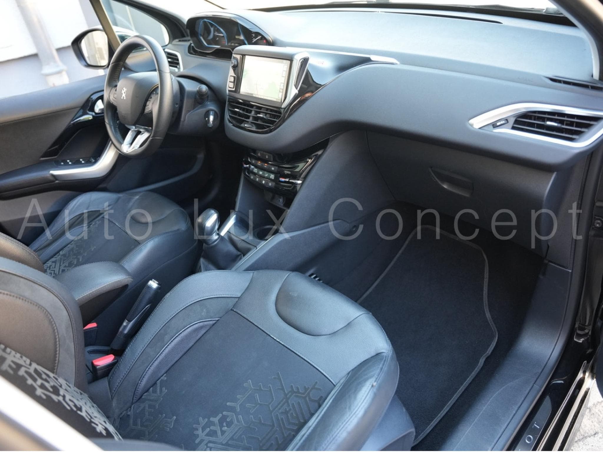 Peugeot 208 1.6 VTI 120 Féline 5 portes (2014) - Photo 6