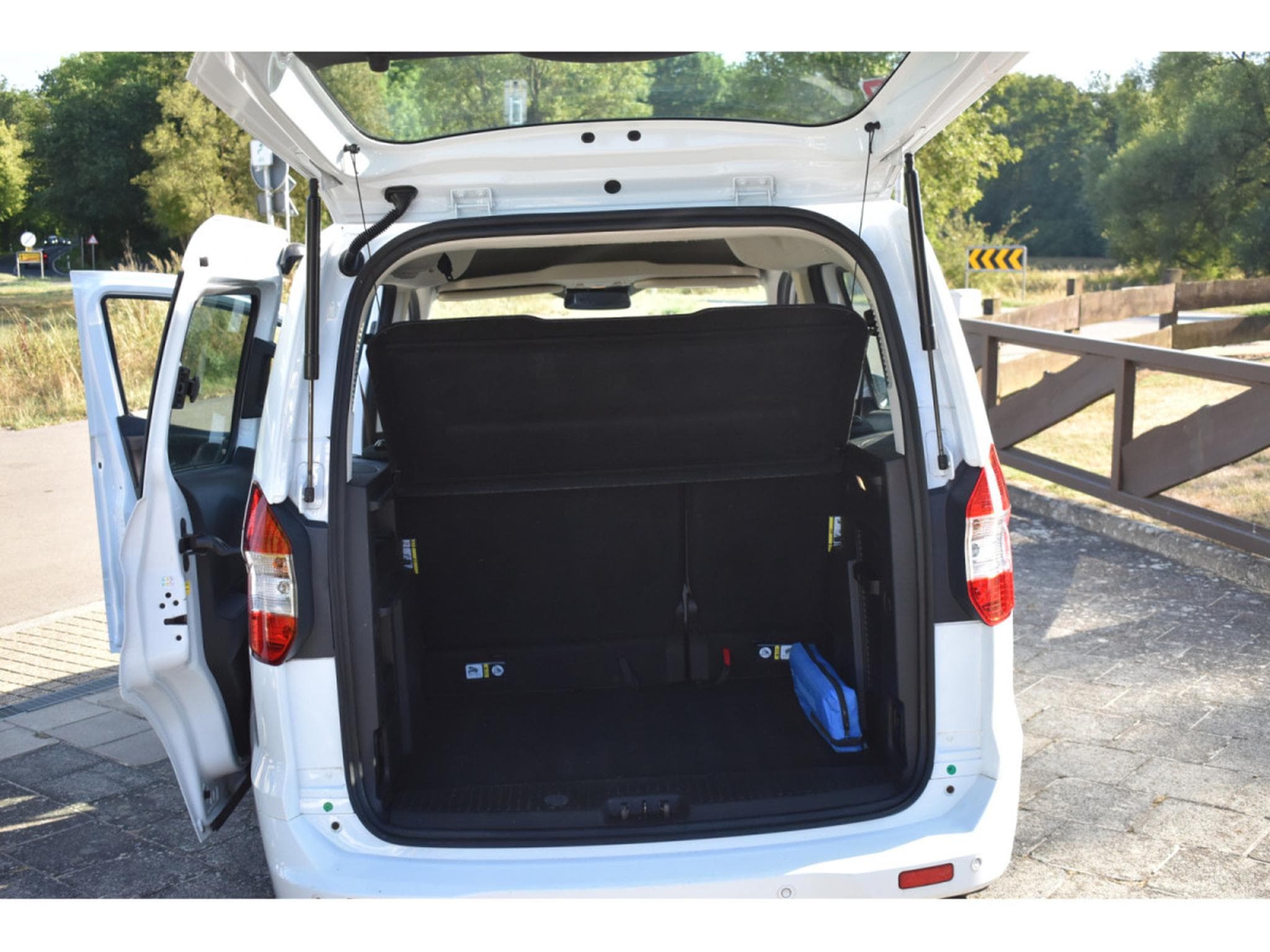 Ford Tourneo Trend 1,5 Duratorq TDCi 5 places Airco (2021) - Foto 15
