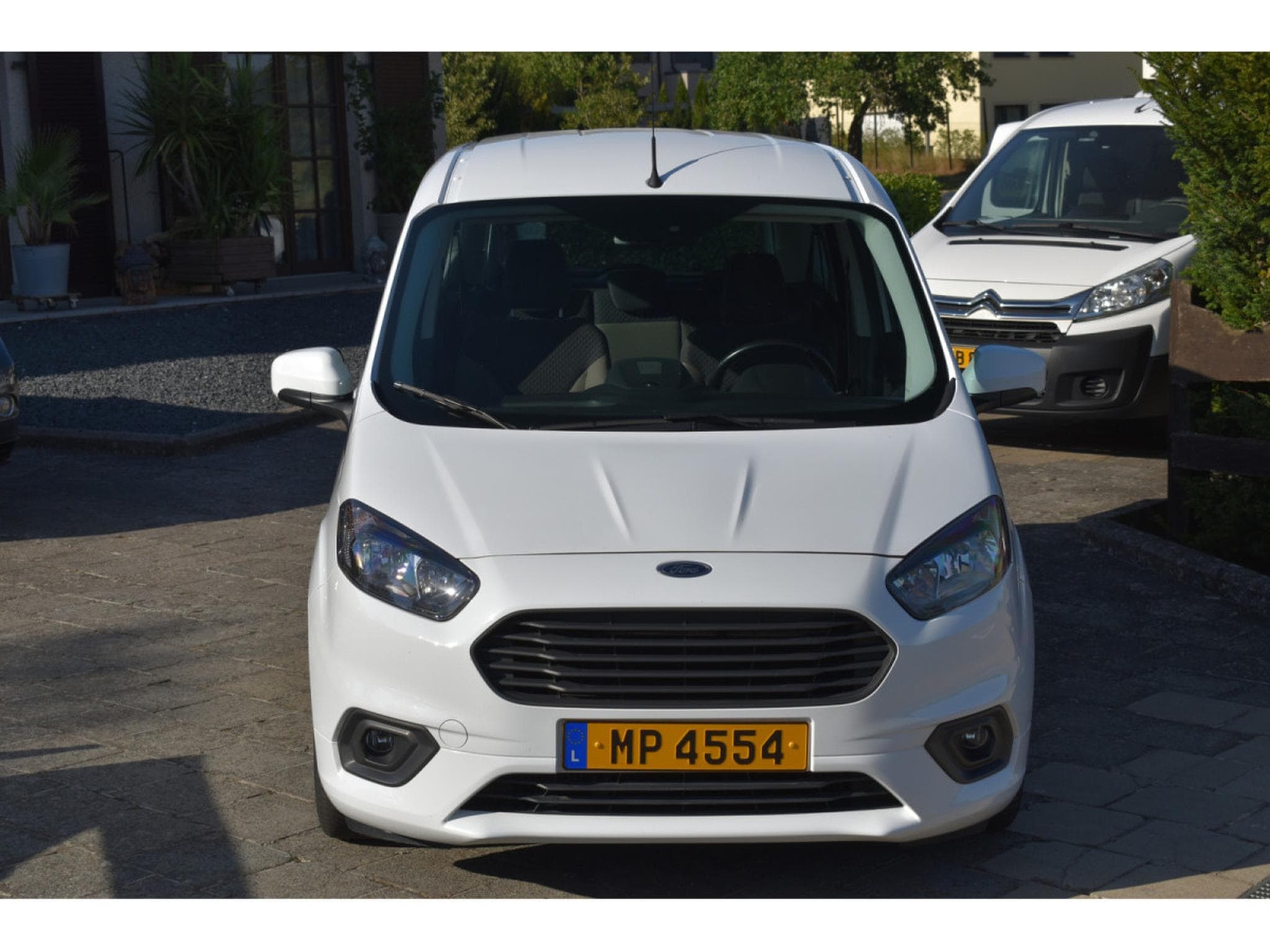 Ford Tourneo Trend 1,5 Duratorq TDCi 5 places Airco (2021) - Foto 2