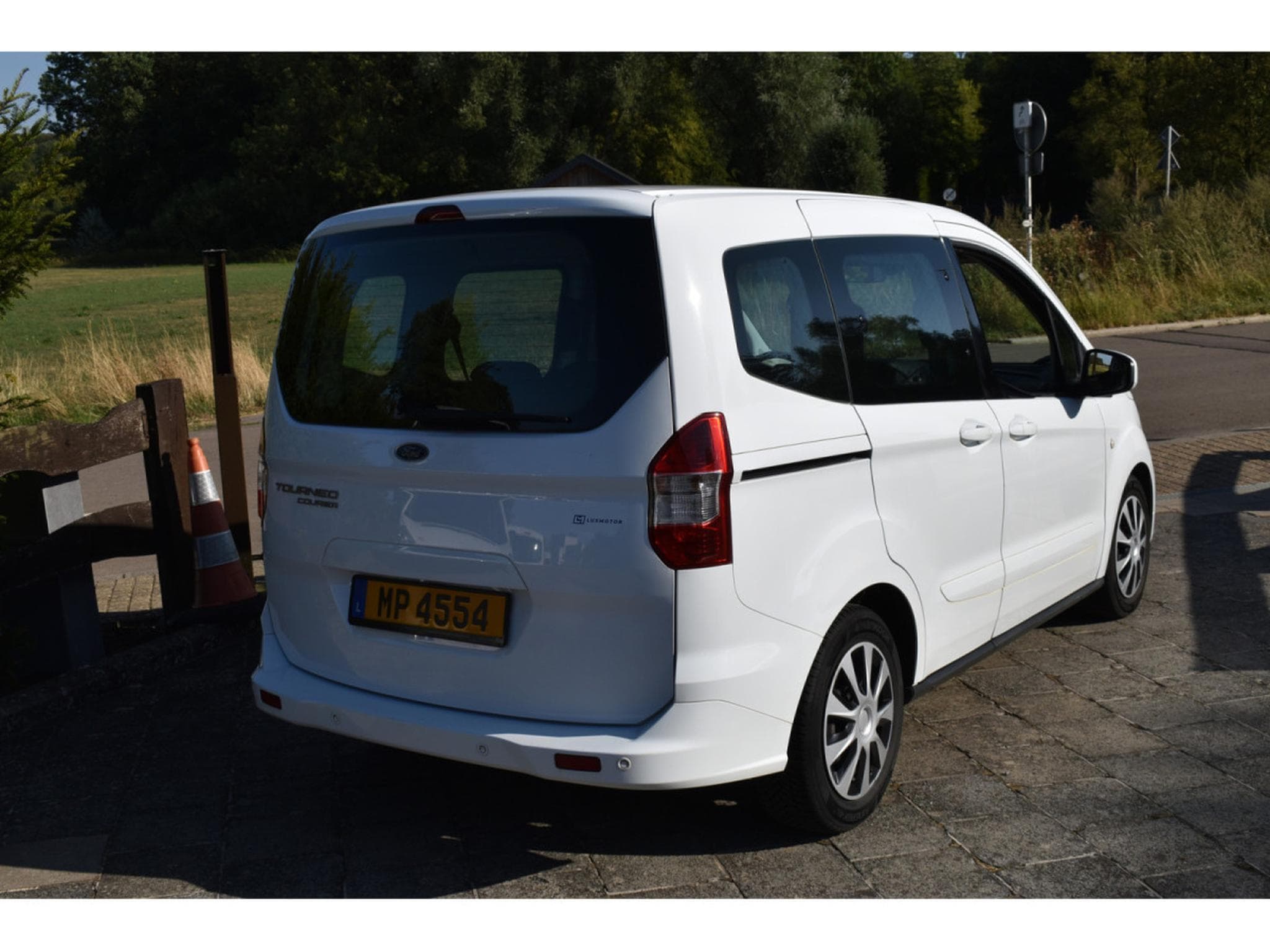 Ford Tourneo Trend 1,5 Duratorq TDCi 5 places Airco (2021) - Foto 4