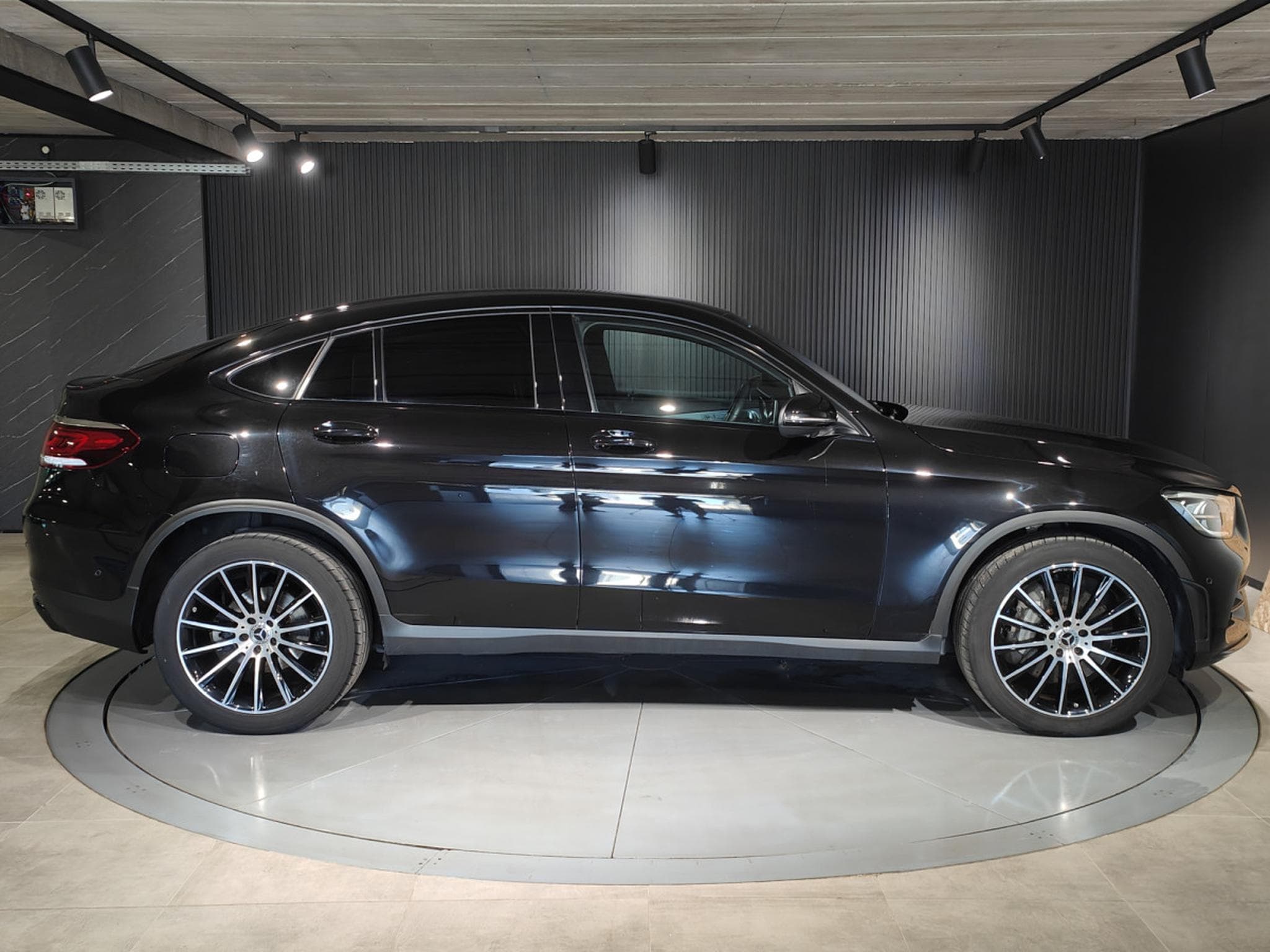 Mercedes GLC 200 4MATIC PACK AMG ECLAIRAGE AMBIANCE CARPLAY CAMERA 360 (2020) - Foto 2