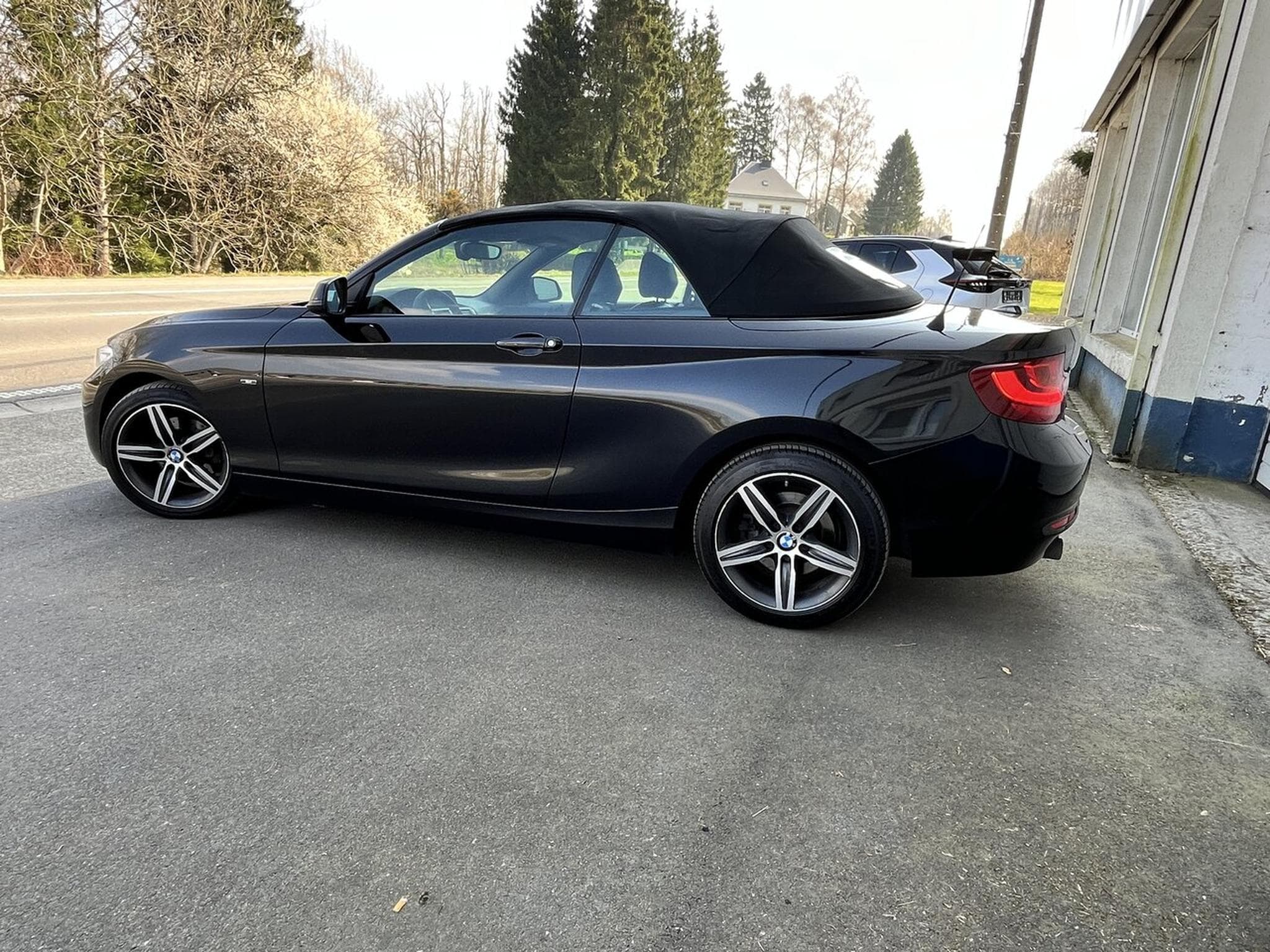 BMW 220 i Cabriolet - pack sport - full cuir chauffant - camera - Xe (2015) - Photo 4