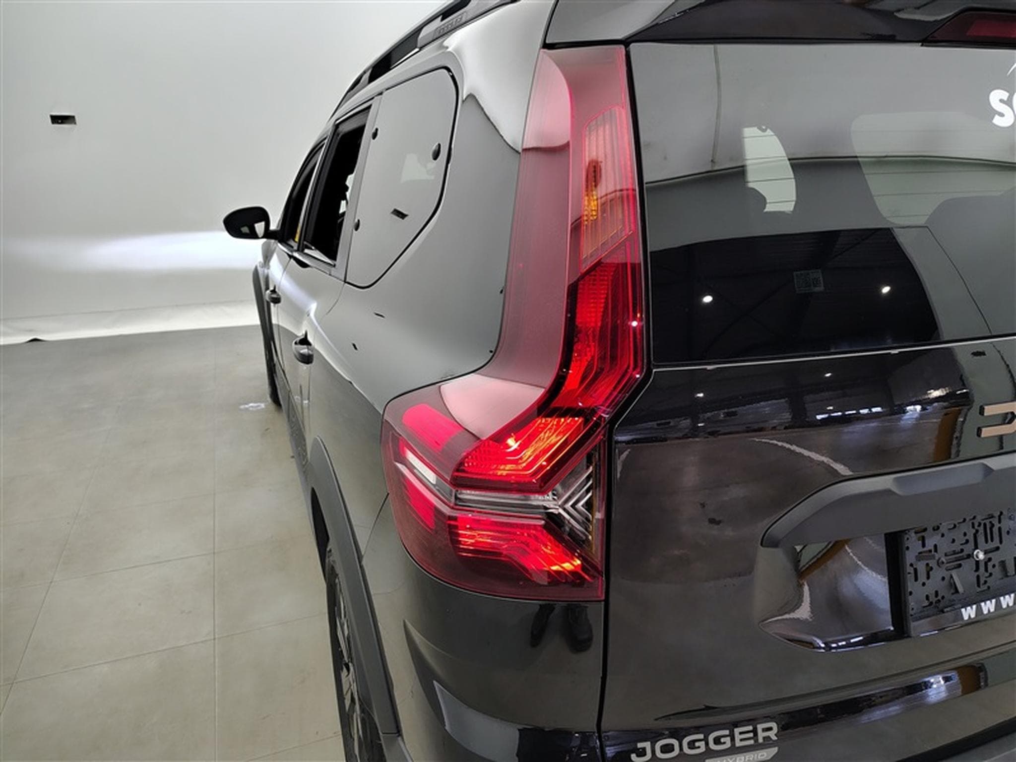 Dacia Jogger Hybrid 1.6 Extreme 7PL / NAVI / CARPLAY / CAMERA (2025) - Photo 16
