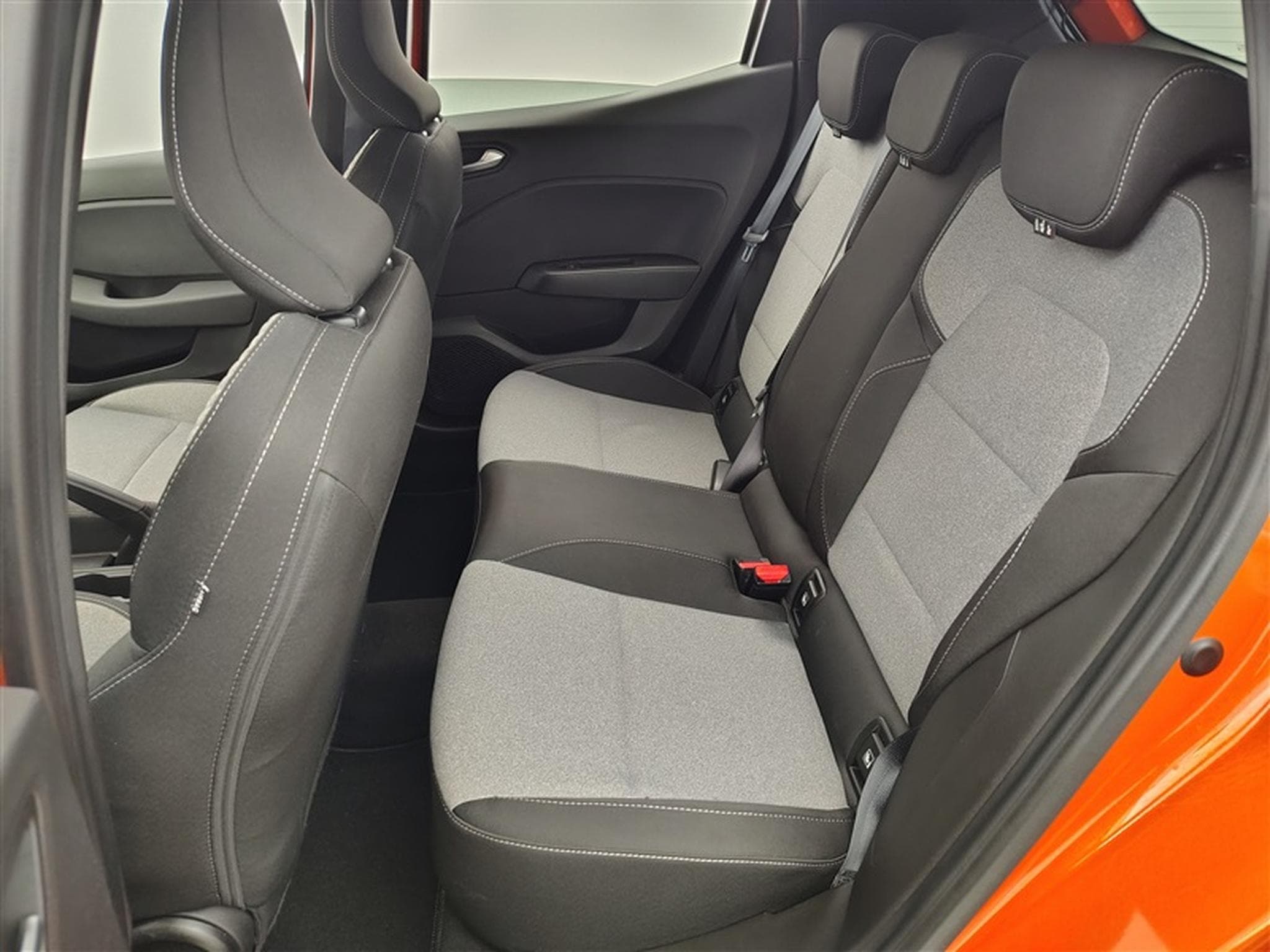 Renault Clio 1.0 TCe Evolution (2024) - Photo 13