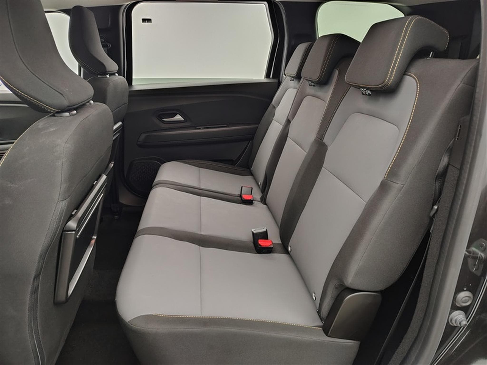 Dacia Jogger Hybrid 1.6 Extreme 7PL / NAVI / CARPLAY / CAMERA (2025) - Photo 13