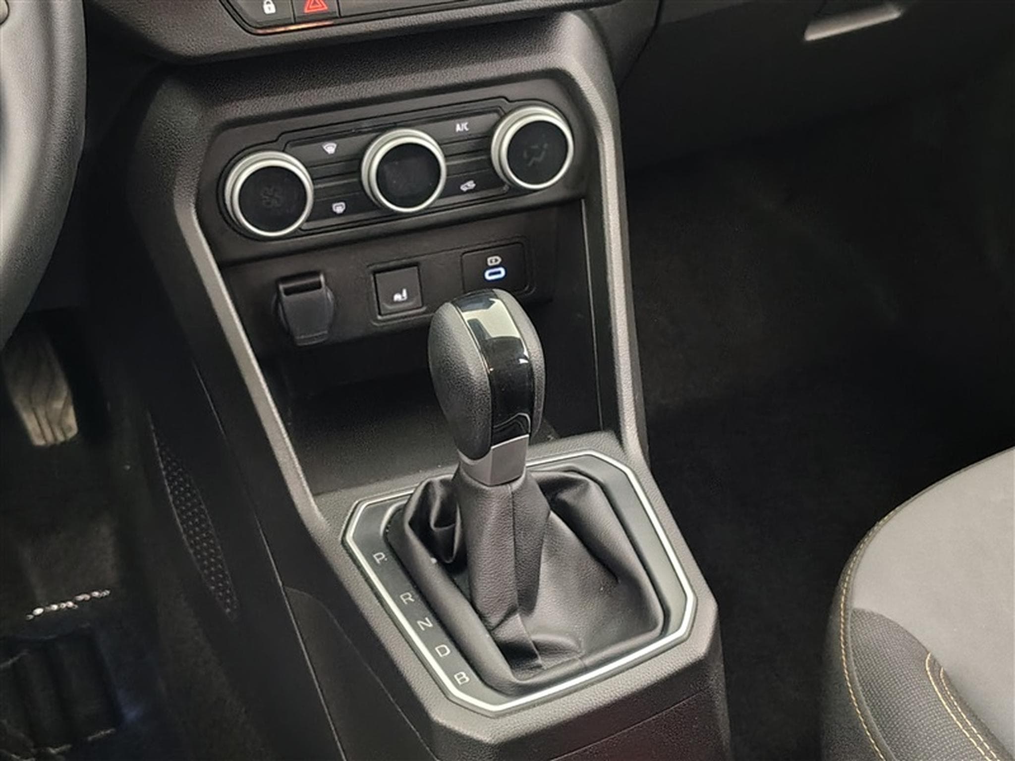 Dacia Jogger Hybrid 1.6 Extreme 7PL / NAVI / CARPLAY / CAMERA (2025) - Photo 12