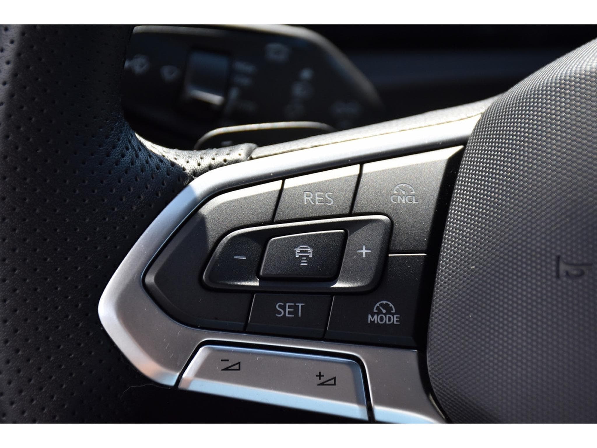 VW Tiguan 2.0 TDI R-Line DSG PANO CHFF ADD TRAVEL CAM360 1° MAIN (2024) - Photo 20